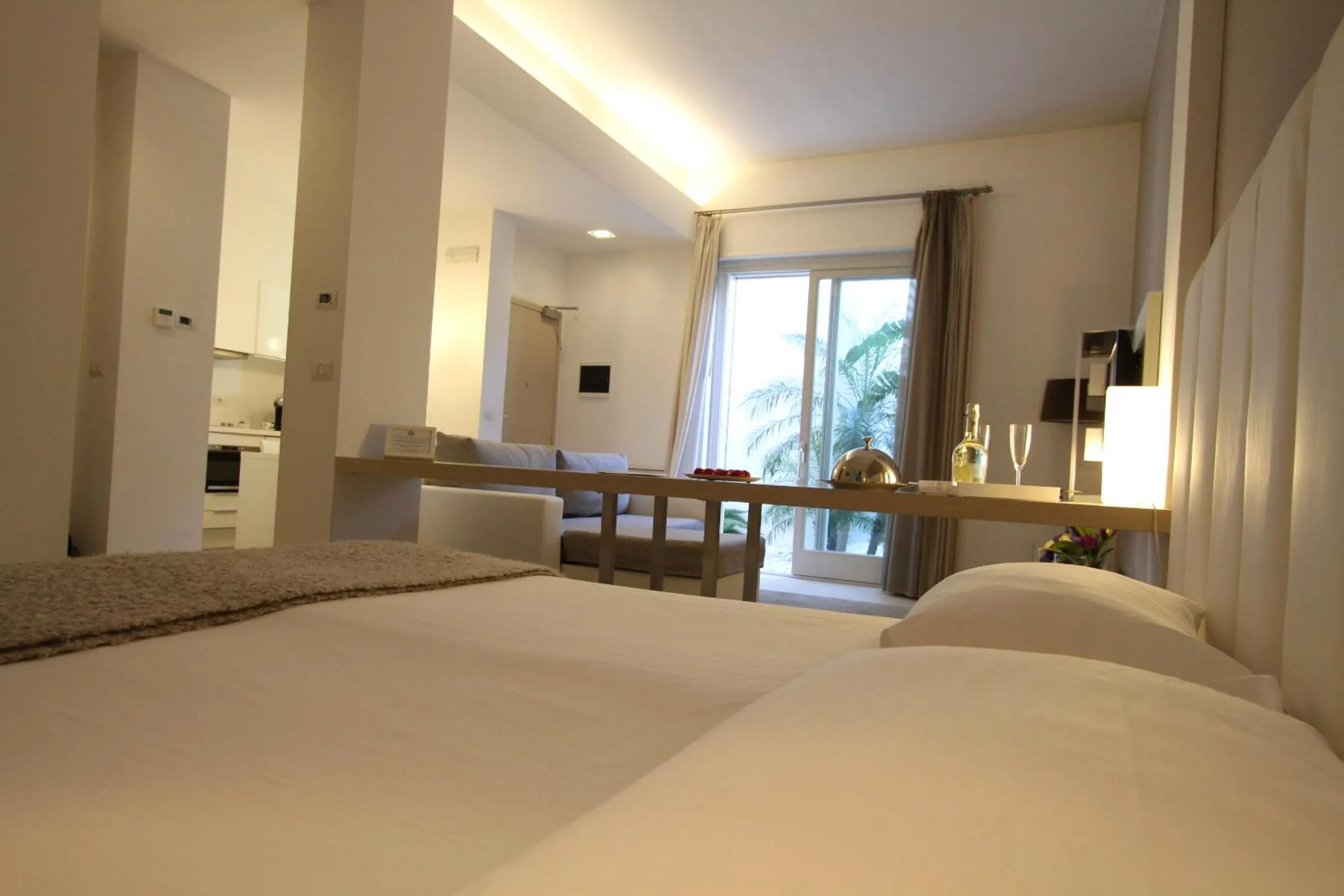 Day, Bed in Soglow Business Class Hotel