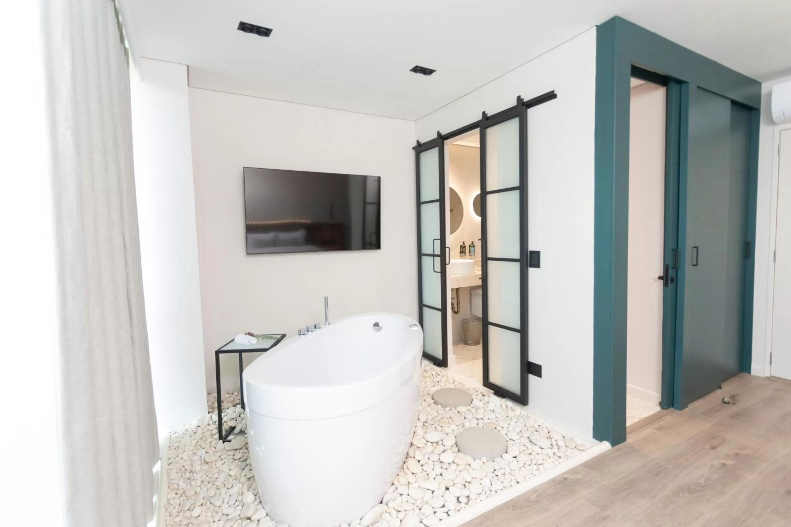 TV and multimedia in 1616 Hotel