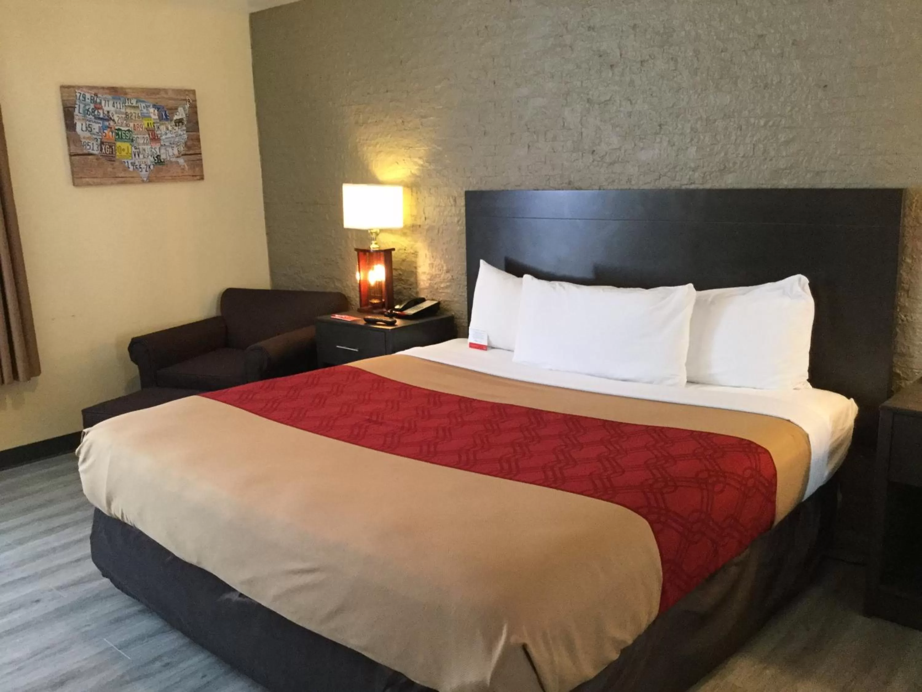 Bedroom, Bed in Econo Lodge Metro