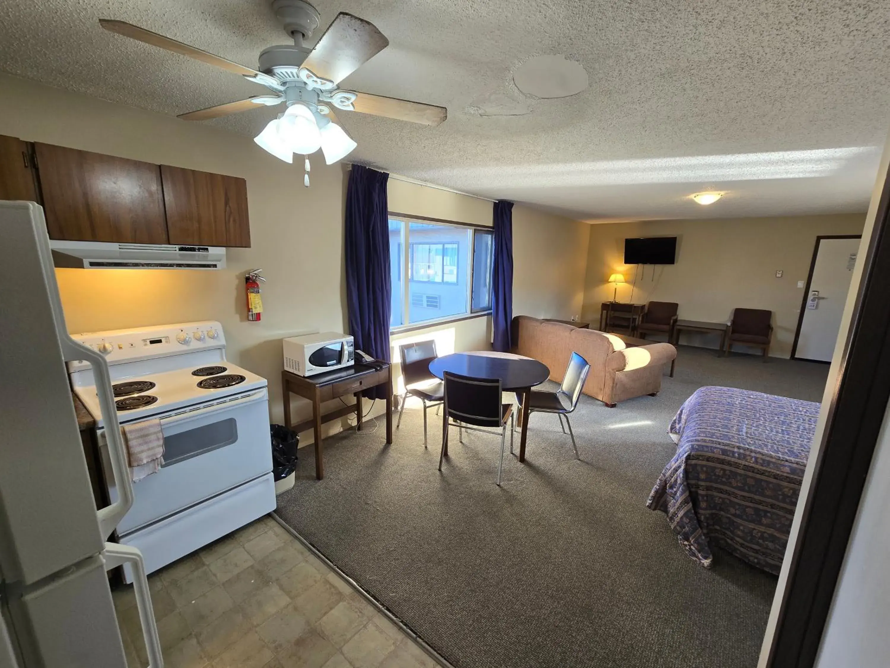 Bed, Dining Area in Capri Motor Inn