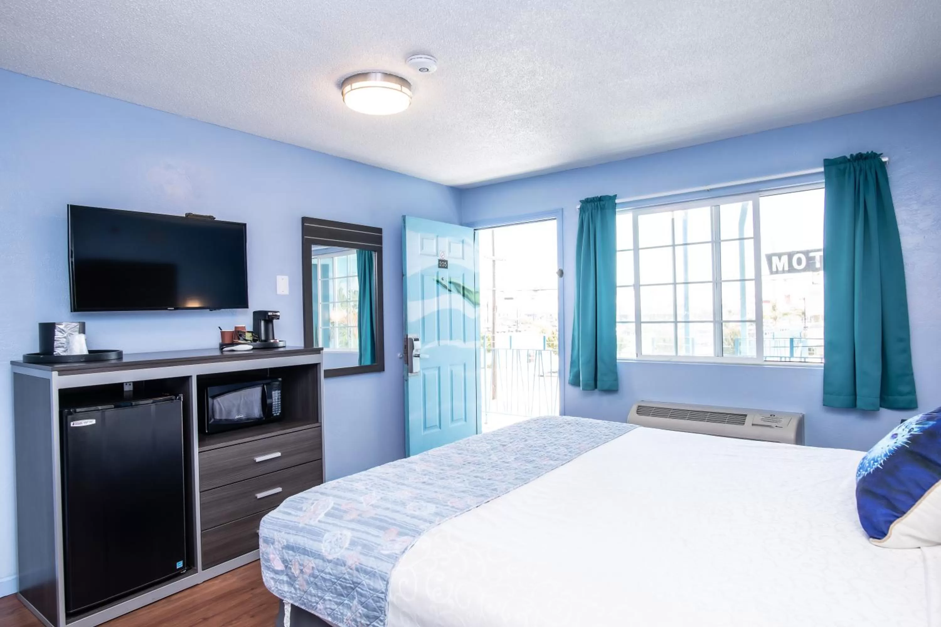 Bed in Aqua Breeze Inn