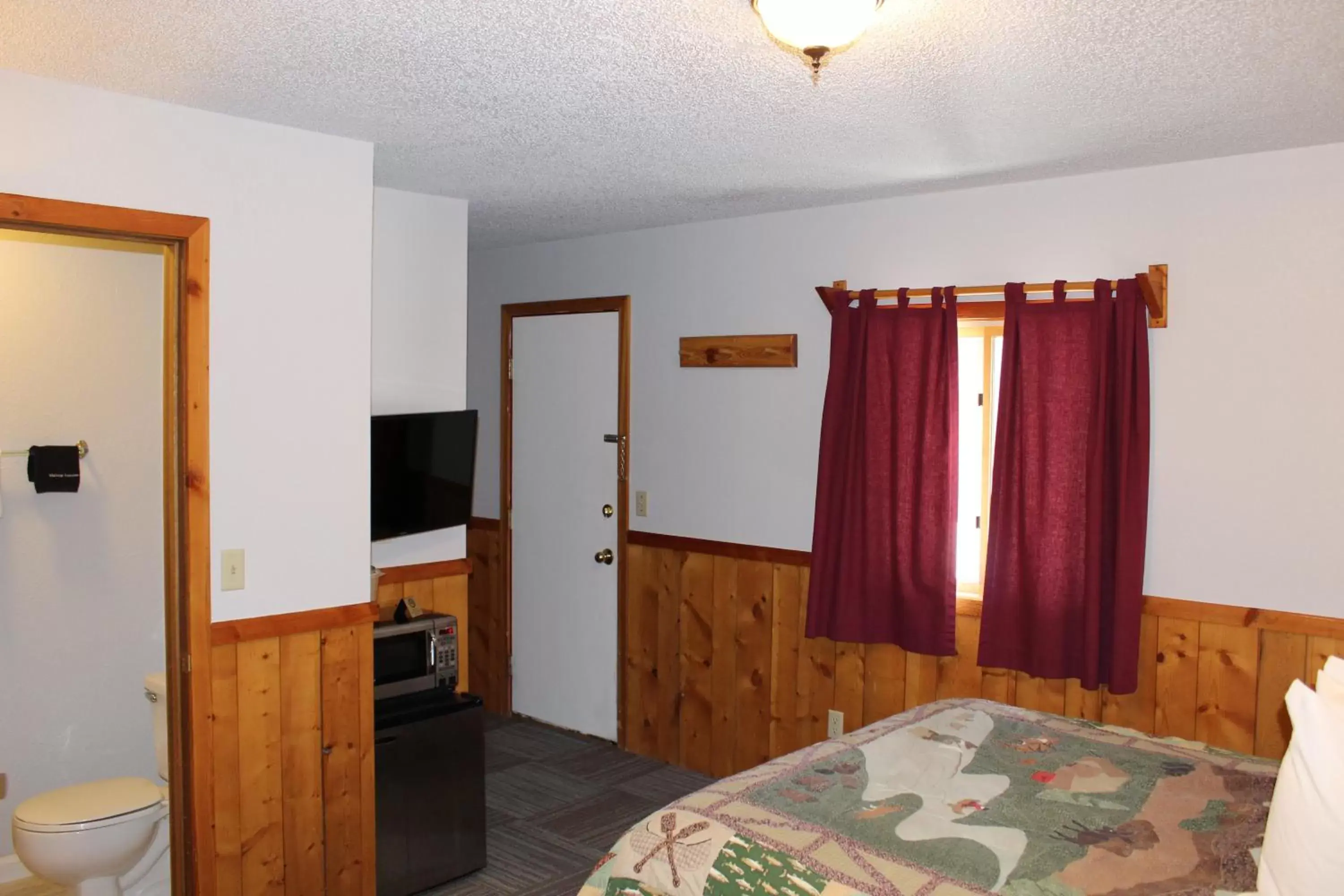 Bed, Kitchen/Kitchenette in Alpine Motel of Cooke City