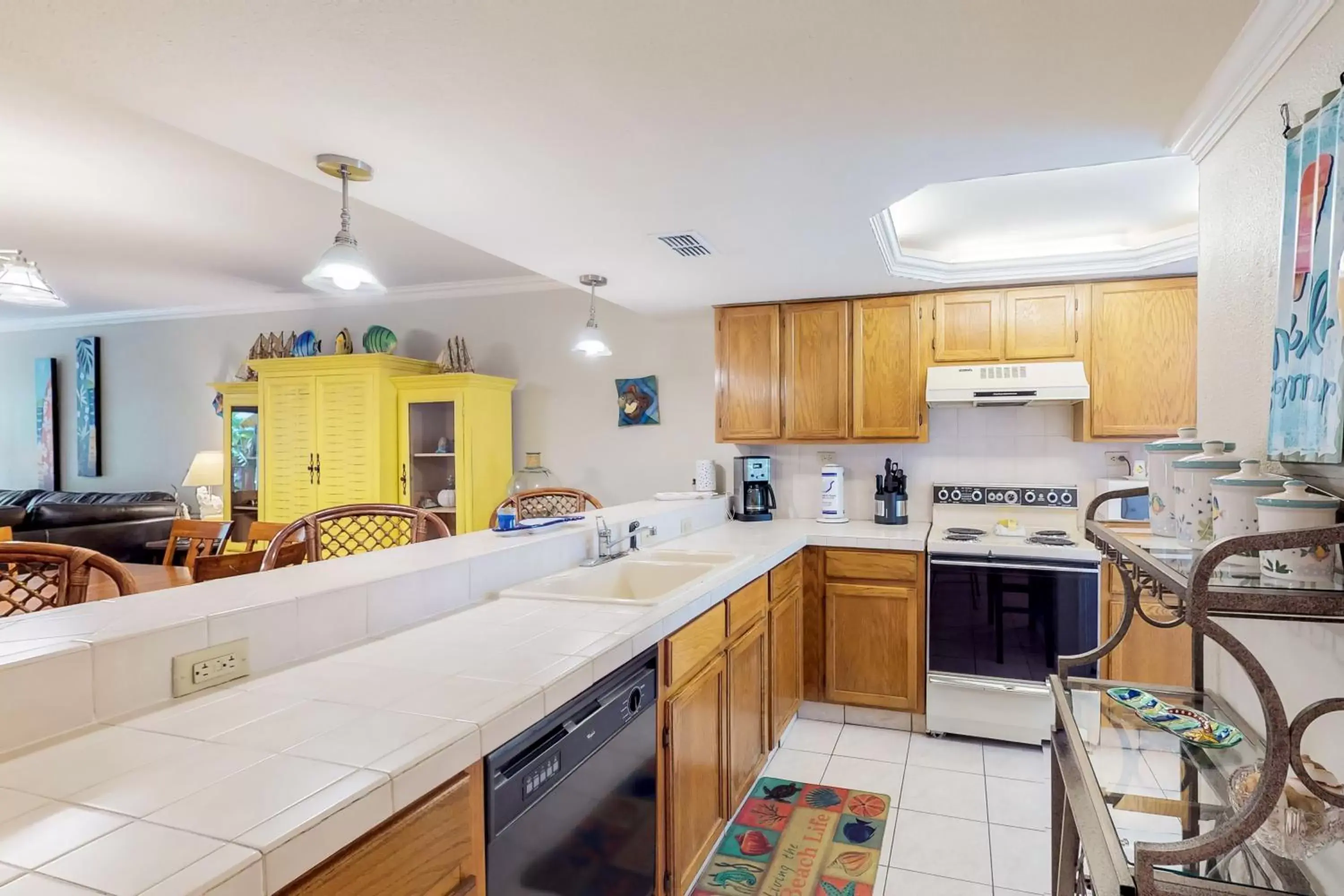 Kitchen/Kitchenette in Beachview Condominiums: Wicker Wanderer (#109)