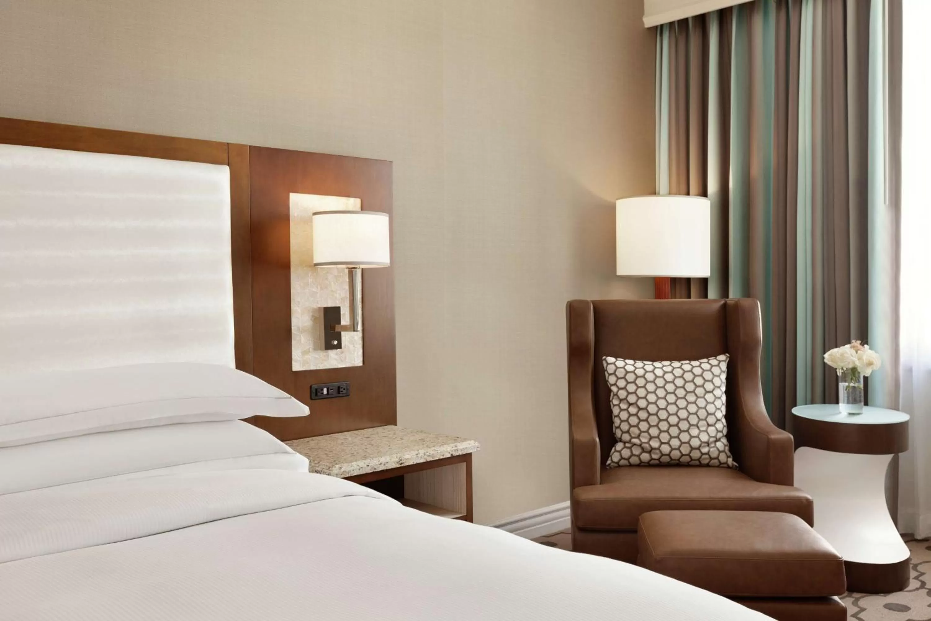 Living room, Bed in Hilton Los Angeles/San Gabriel