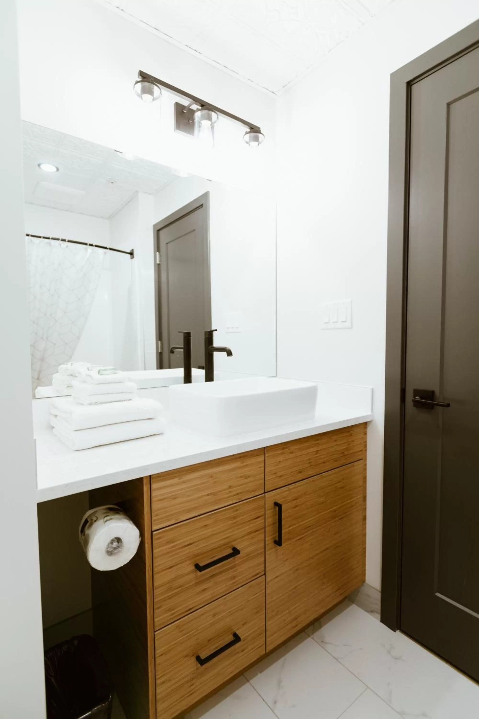 Bathroom in The Flying Steamshovel Inn
