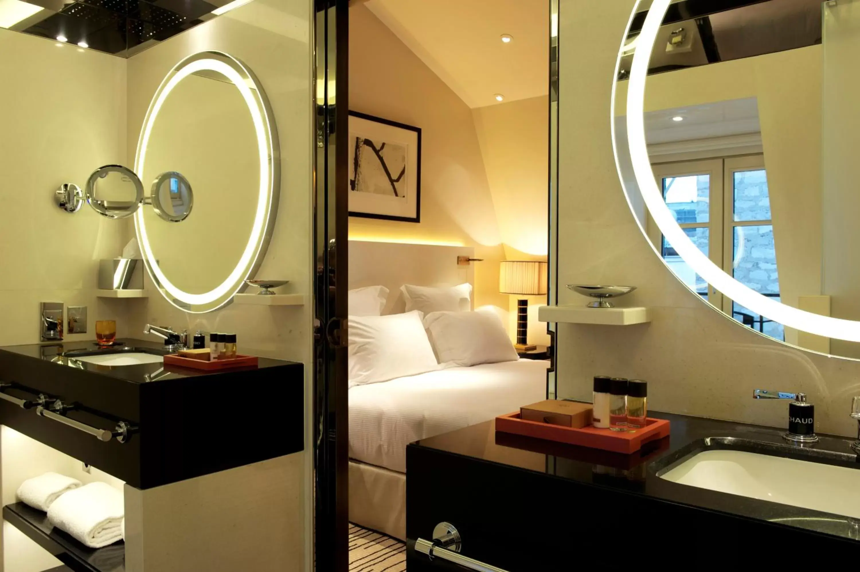 Photo of the whole room, Bathroom in Hotel Montaigne
