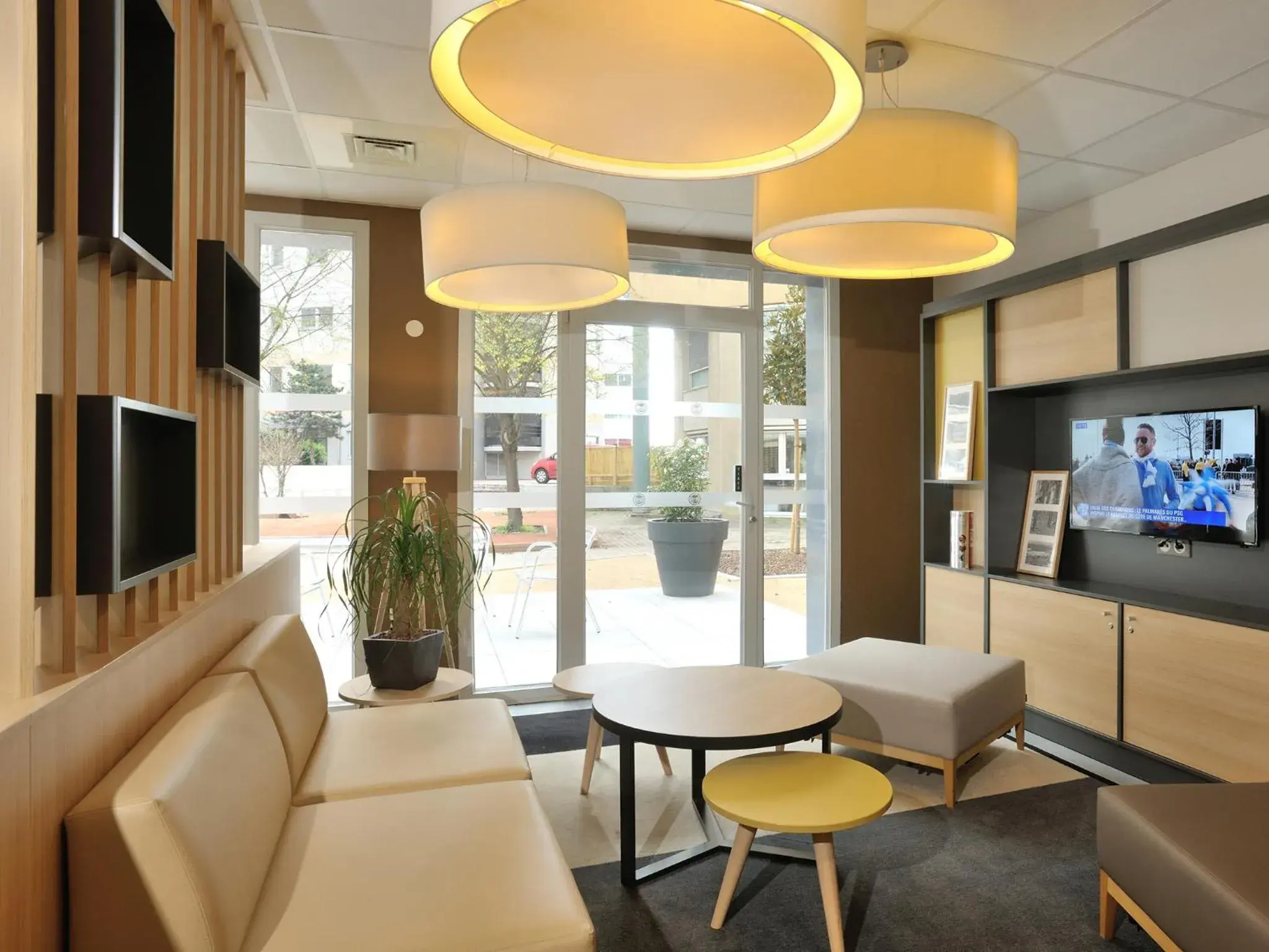 Communal lounge/ TV room, Lounge/Bar in B&B HOTEL Lyon Caluire Cité Internationale