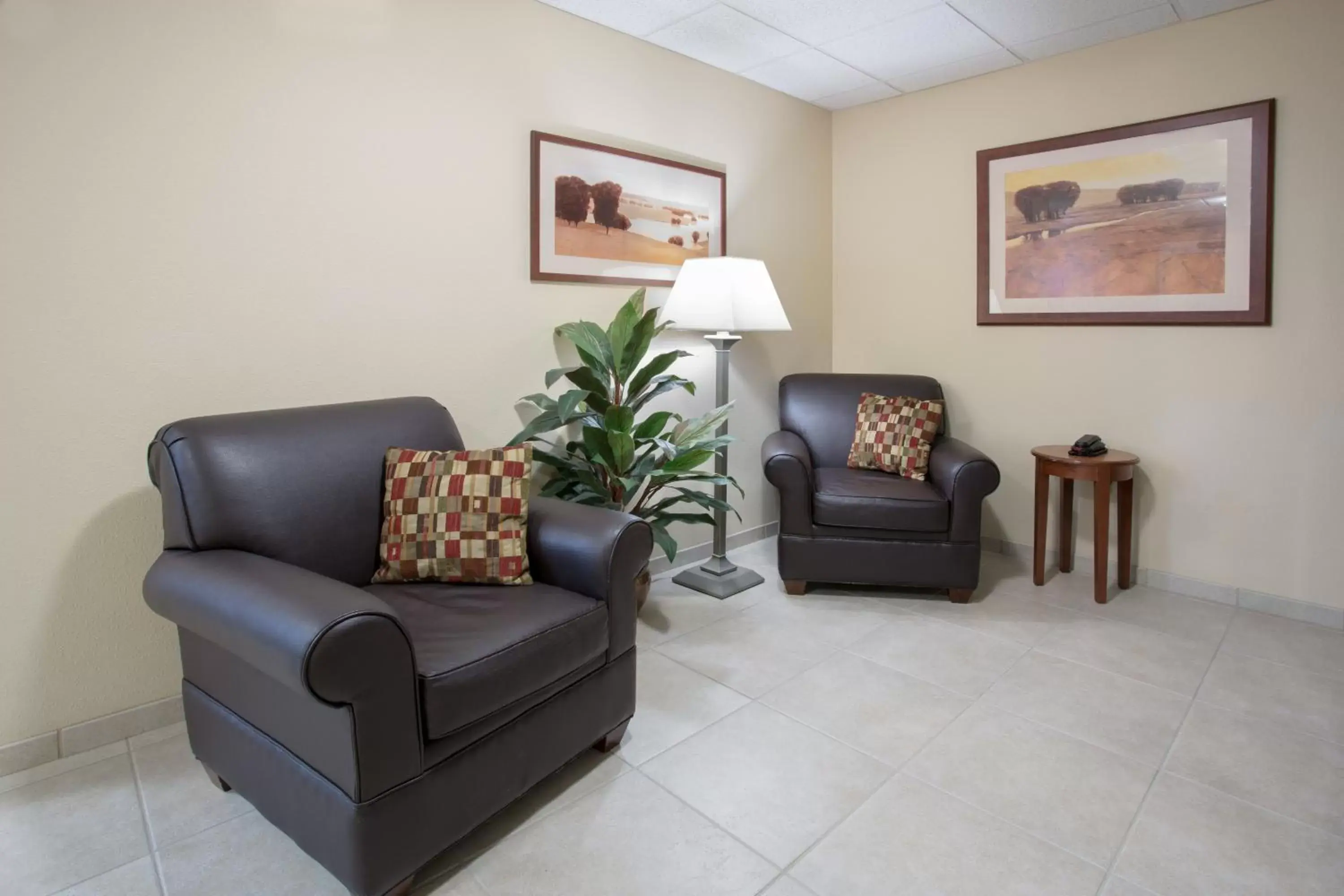 Lobby or reception, Seating Area in Candlewood Suites - Peoria at Grand Prairie, an IHG Hotel