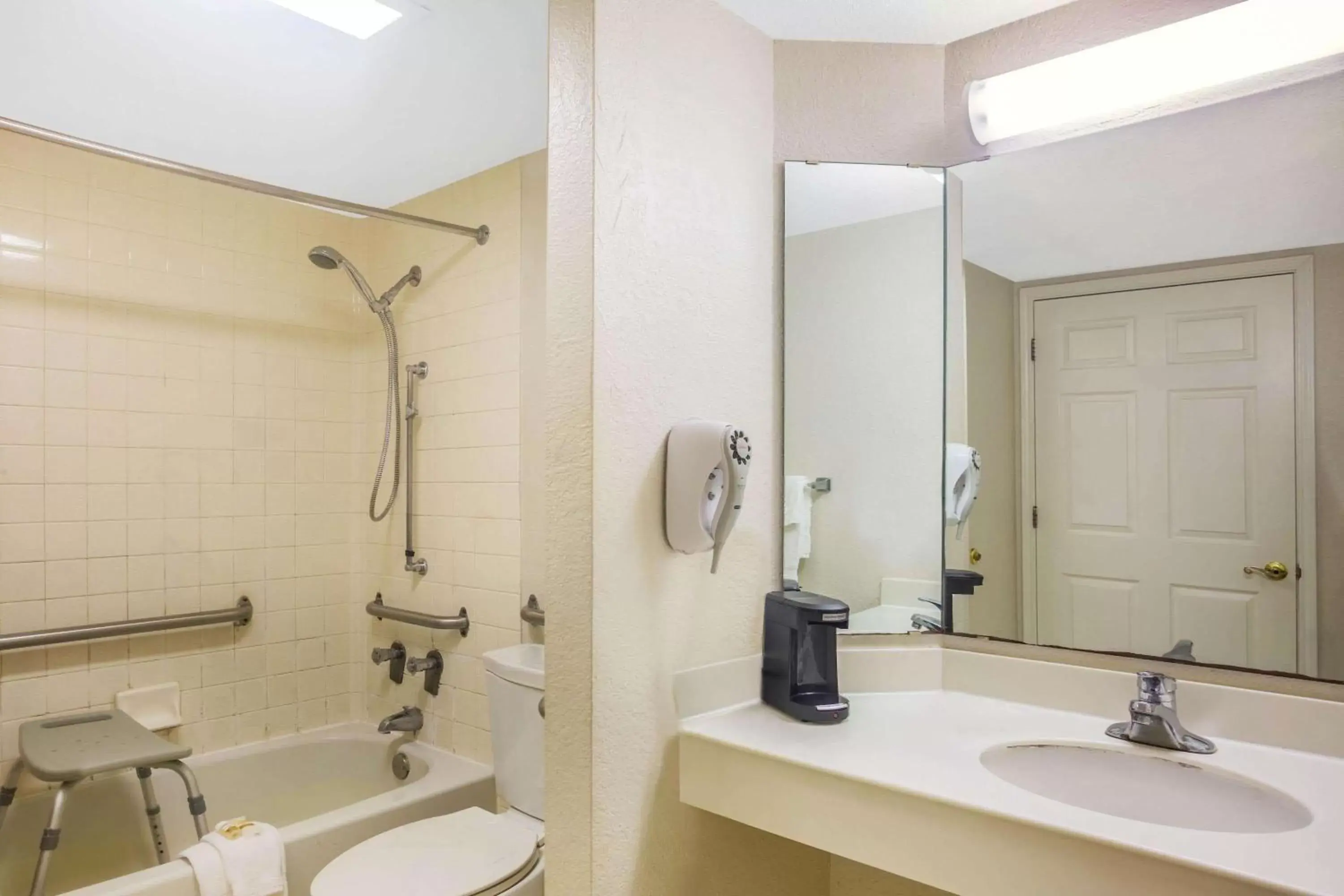 Bathroom in La Quinta Inn by Wyndham Eagle Pass