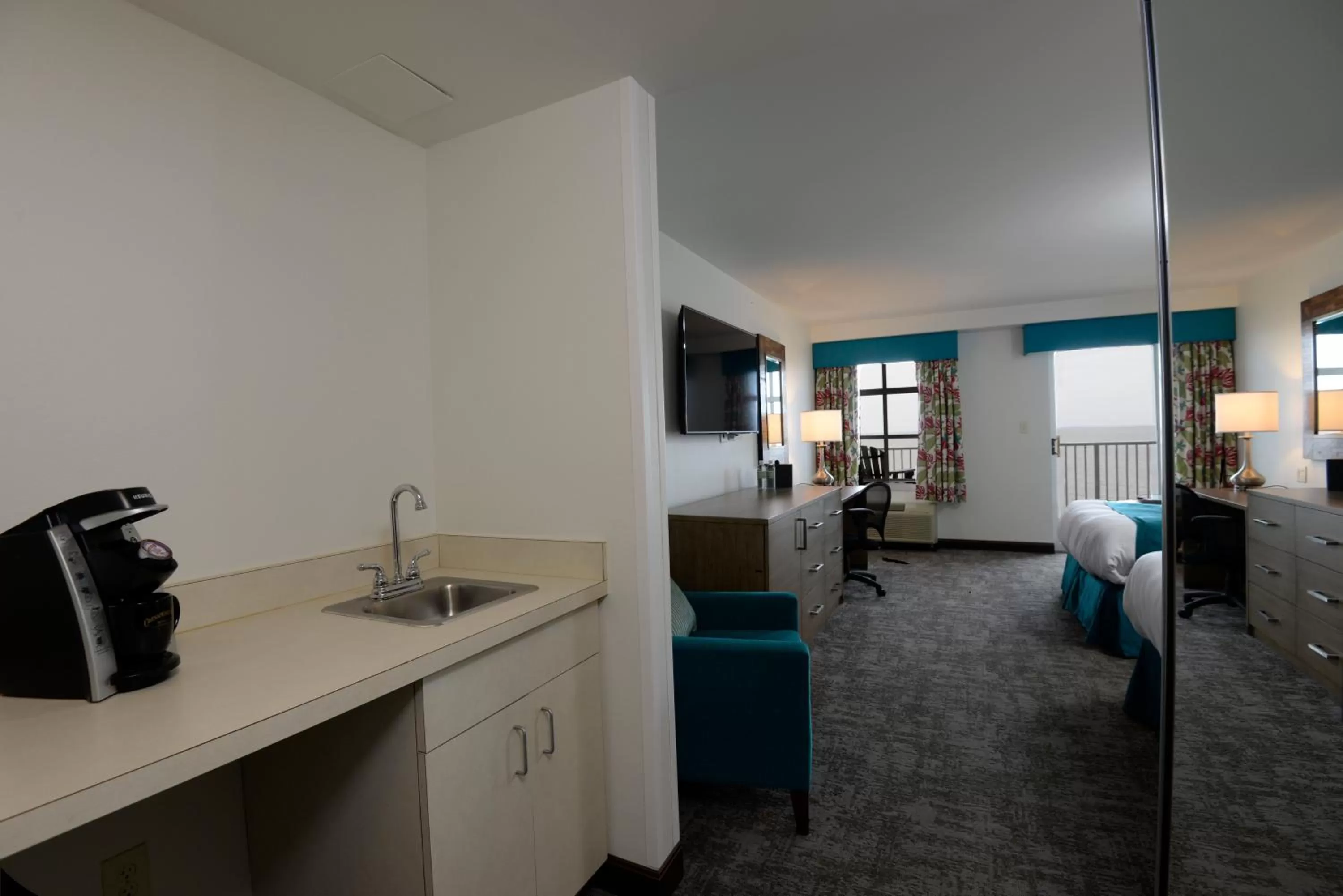 View (from property/room), Bed in Rod 'N' Reel Resort