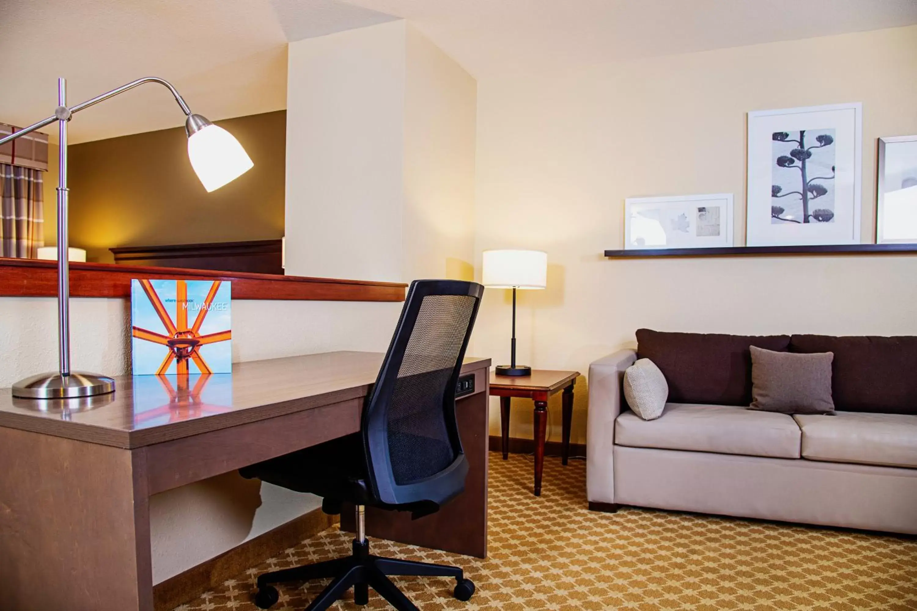 Seating Area in Country Inn & Suites by Radisson, Milwaukee West (Brookfield), WI