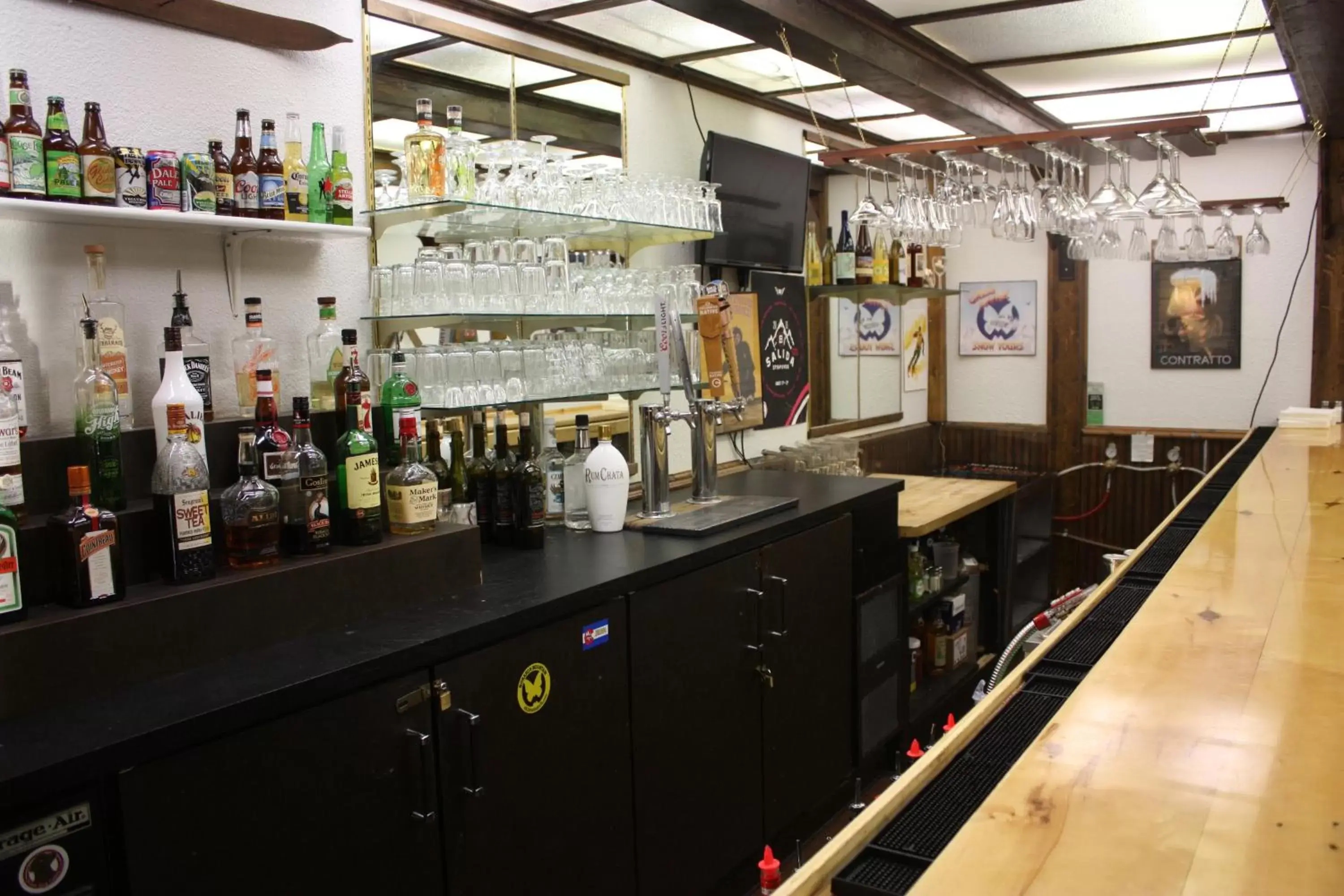 Lounge or bar in Monarch Mountain Lodge Lounge or bar in Monarch Mountain Lodge