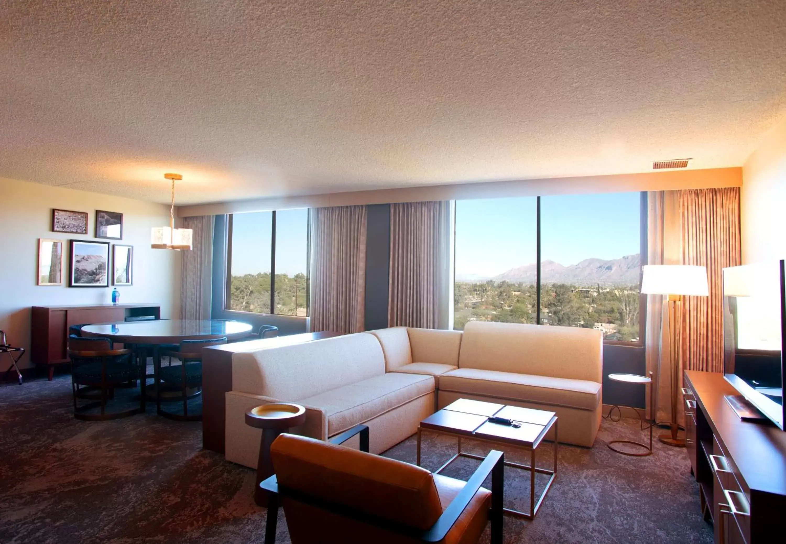 Living room, Seating Area in DoubleTree by Hilton Tucson-Reid Park