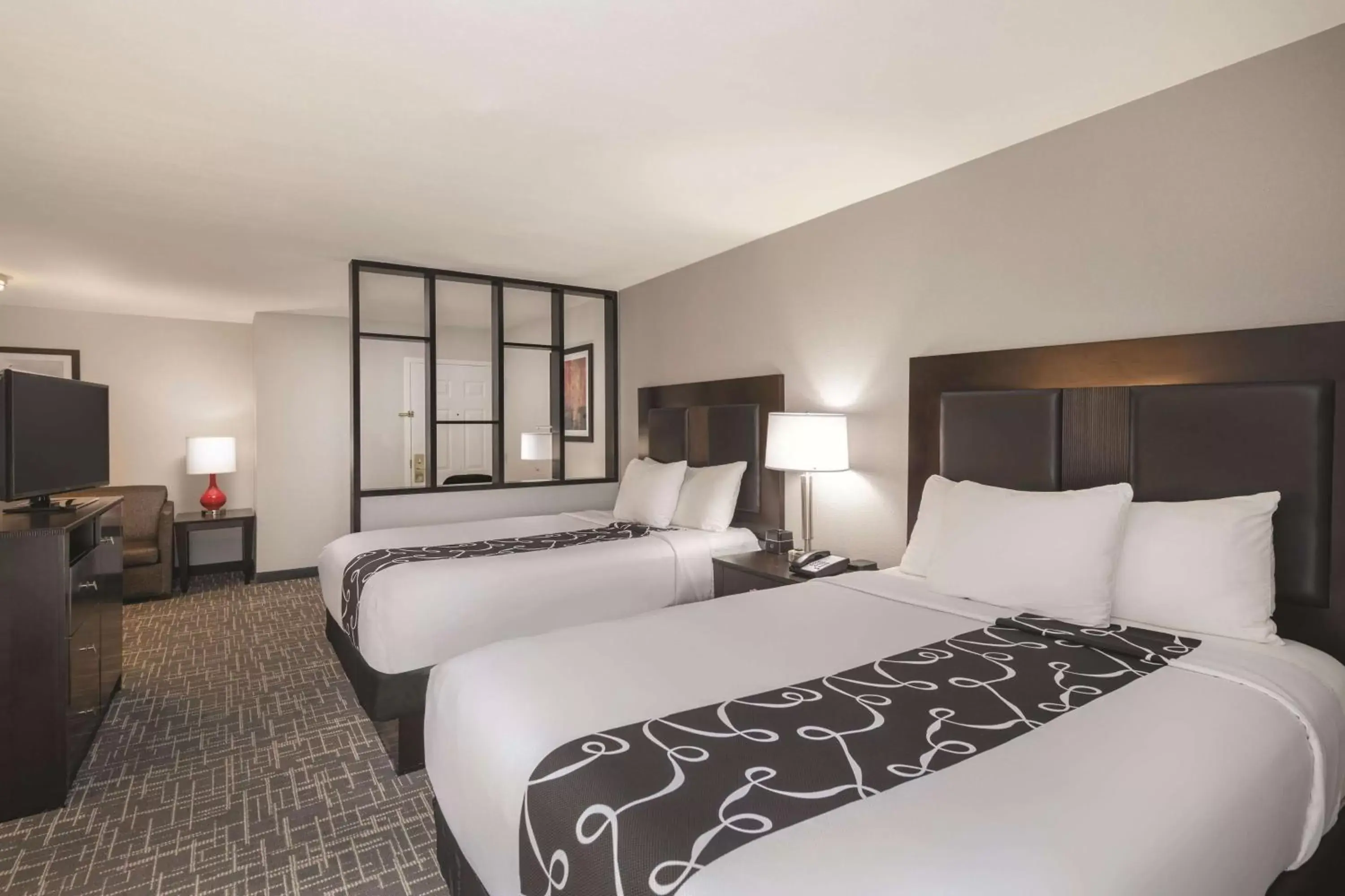 Photo of the whole room, Bed in La Quinta by Wyndham Atlanta Airport South
