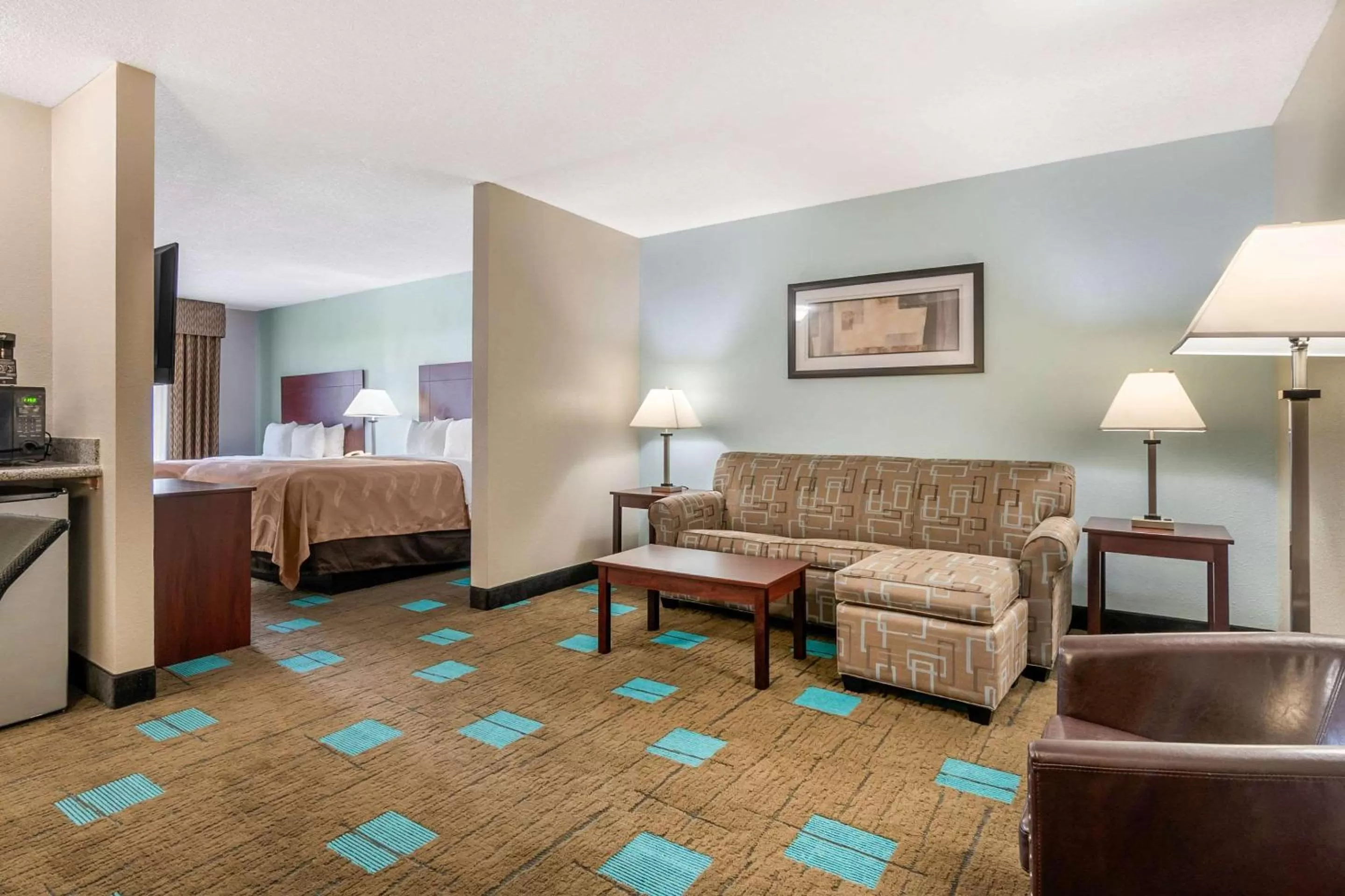 Photo of the whole room in Quality Suites Kansas City International Airport
