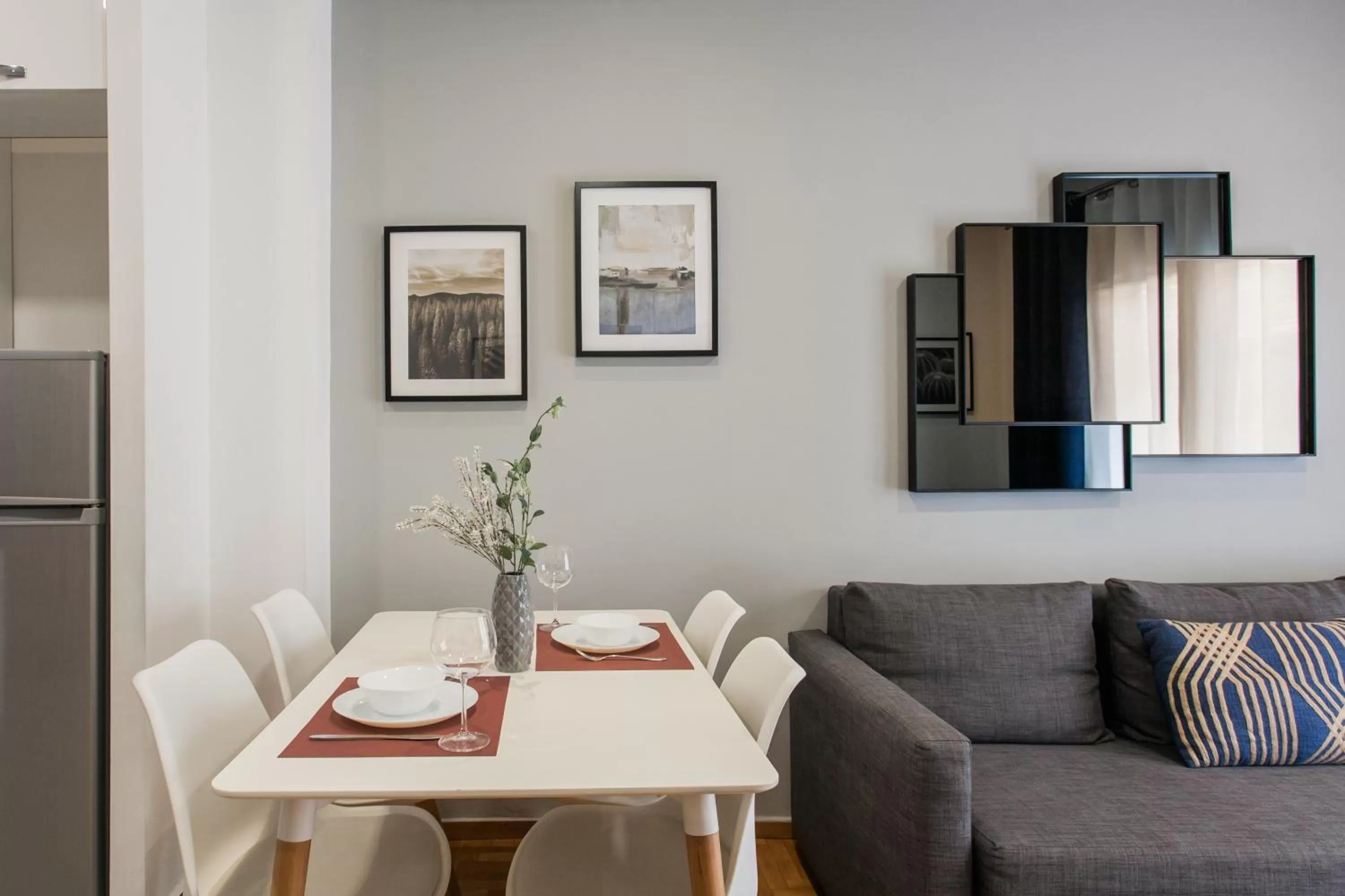 Dining area in Nicholas Point Apartments and Rooms