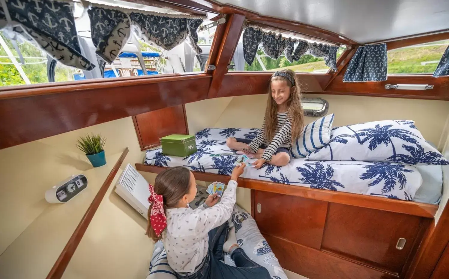 Bedroom, Children in Sealov- Nuit sur un bateau à quai, halte bucolique entre Pont-Remy et Abbeville