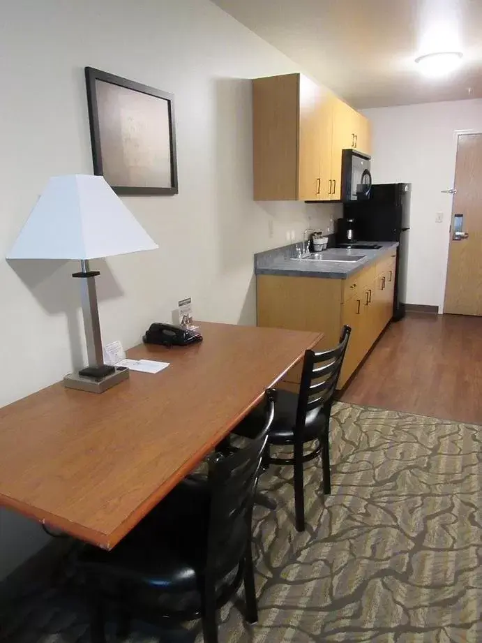 Dining area, Kitchen/Kitchenette in Aspen Suites Hotel Kenai