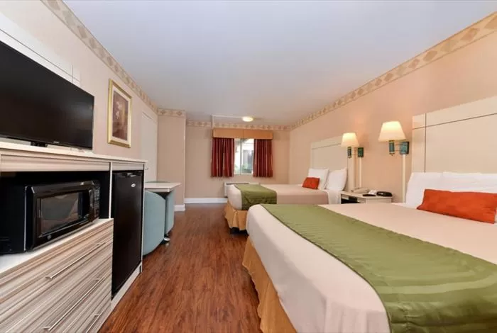 Photo of the whole room, Bed in Americas Best Value Inn San Clemente Beach