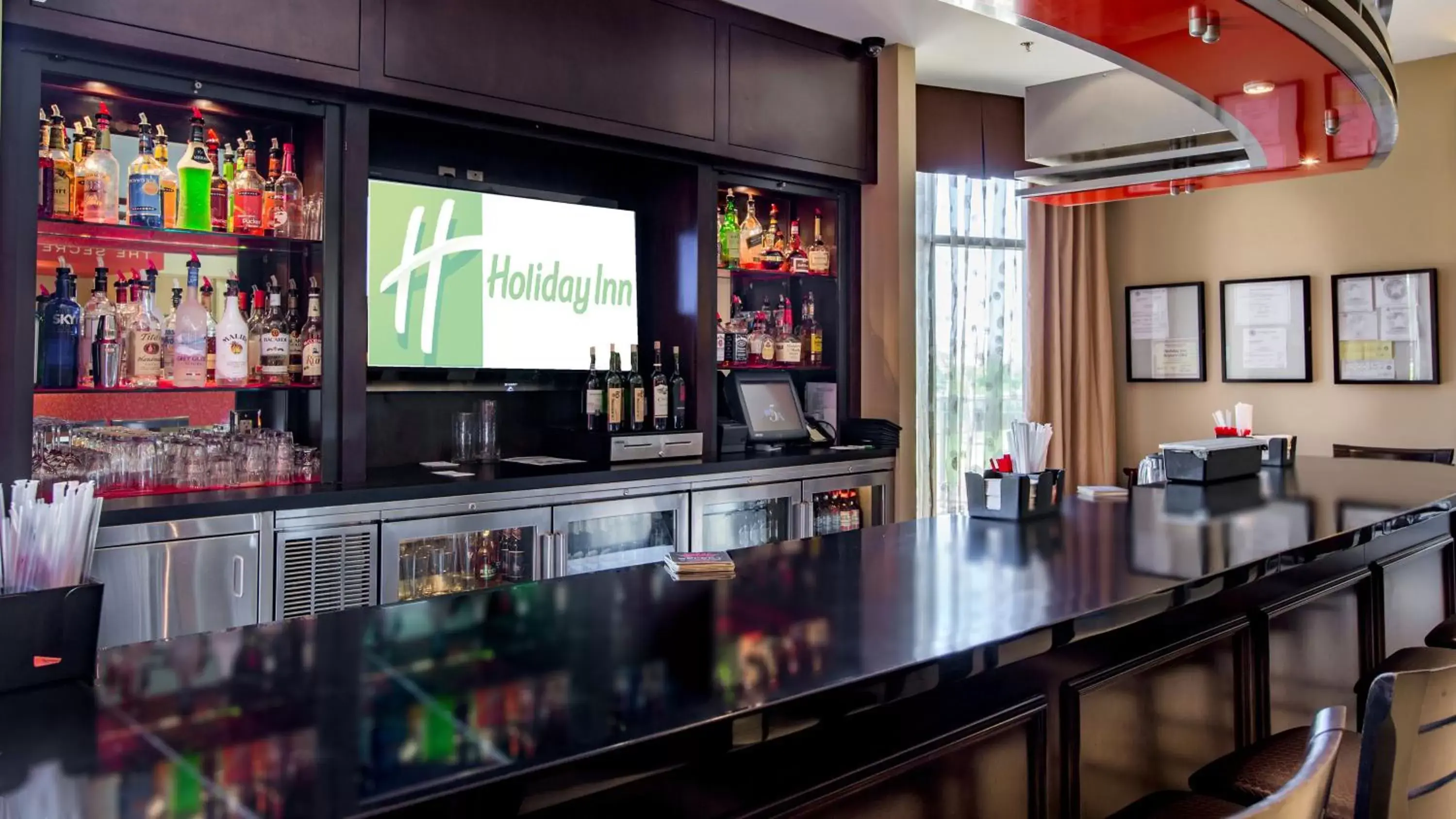 Lounge or bar in Holiday Inn Oklahoma City Airport, an IHG Hotel