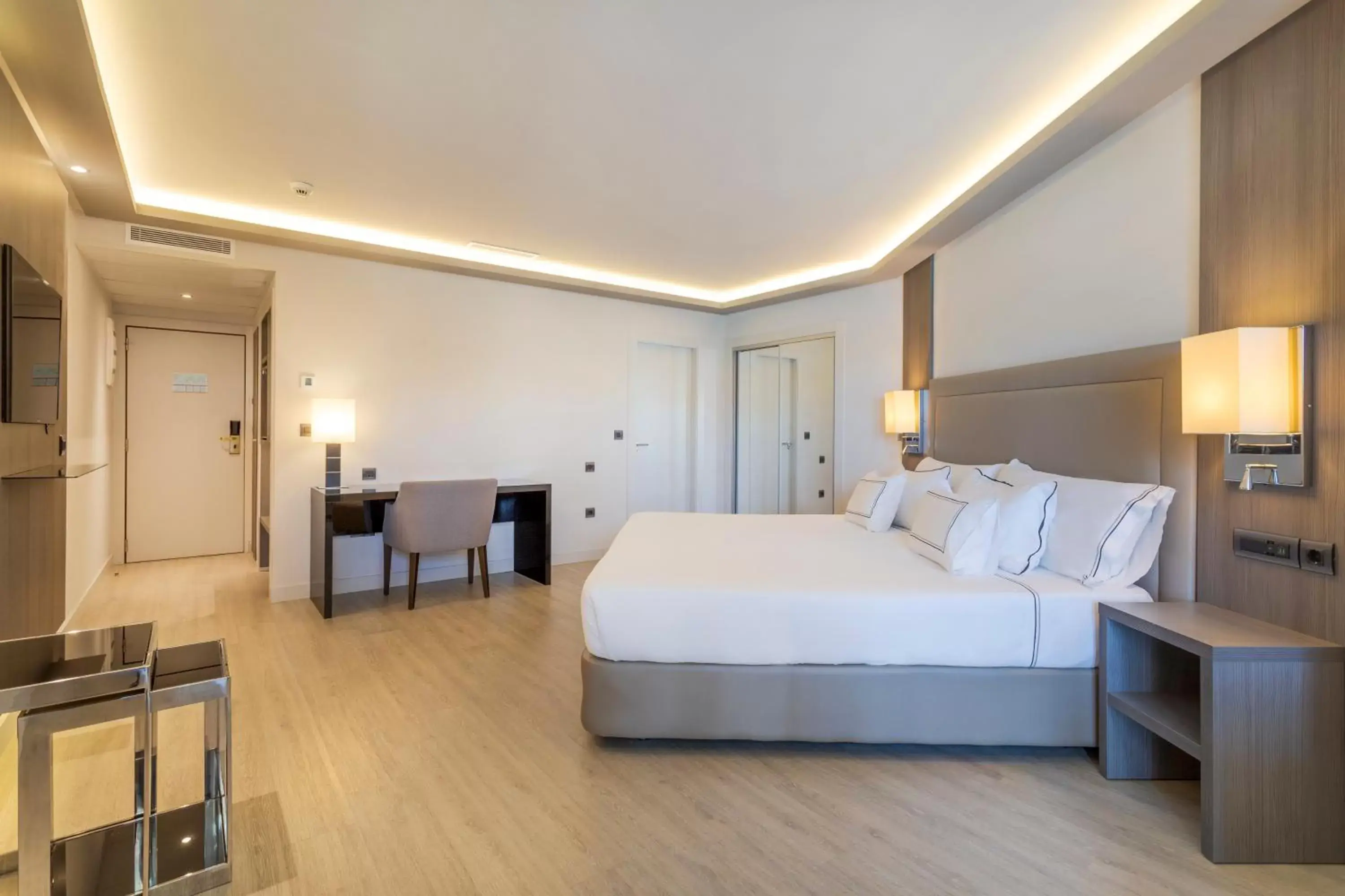 Bedroom, Bed in Melia Alicante