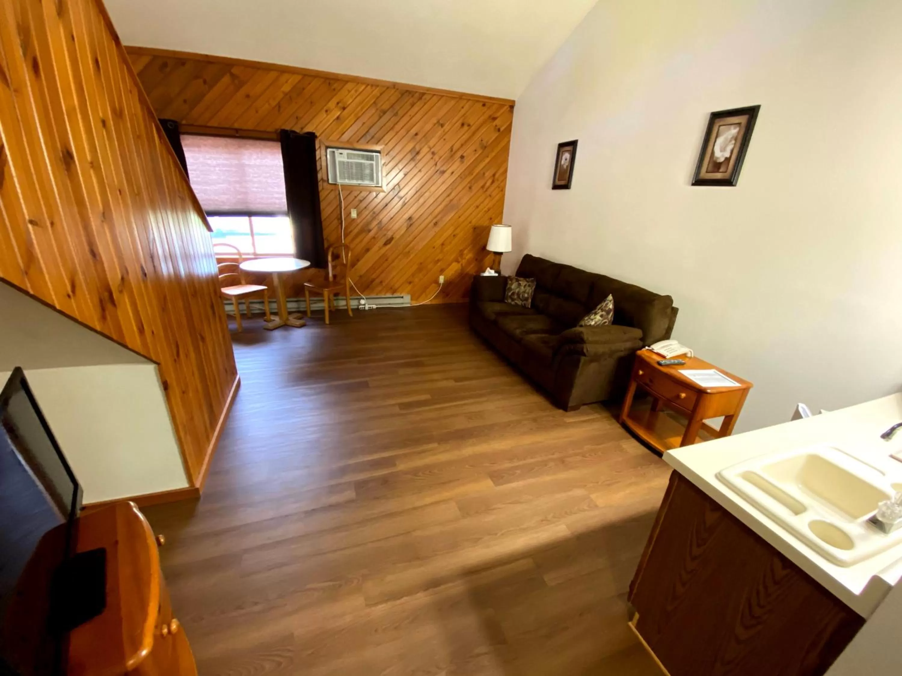 Living room in Woodland Inn & Suites