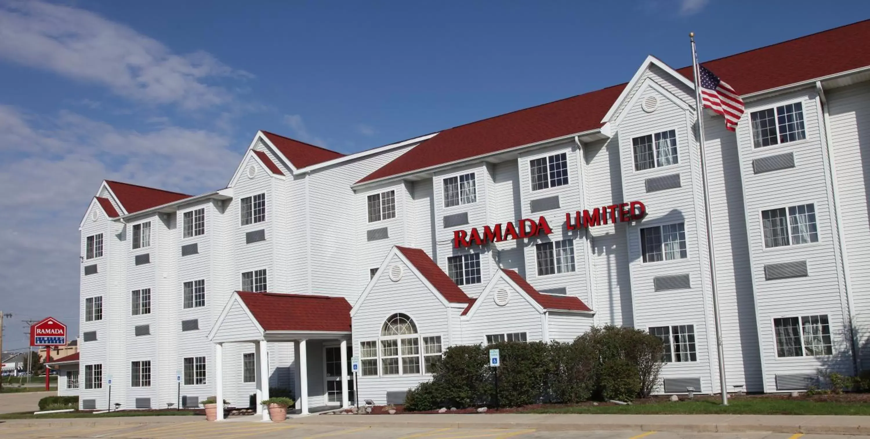 Facade/entrance, Property Building in Ramada Limited and Suites Bloomington