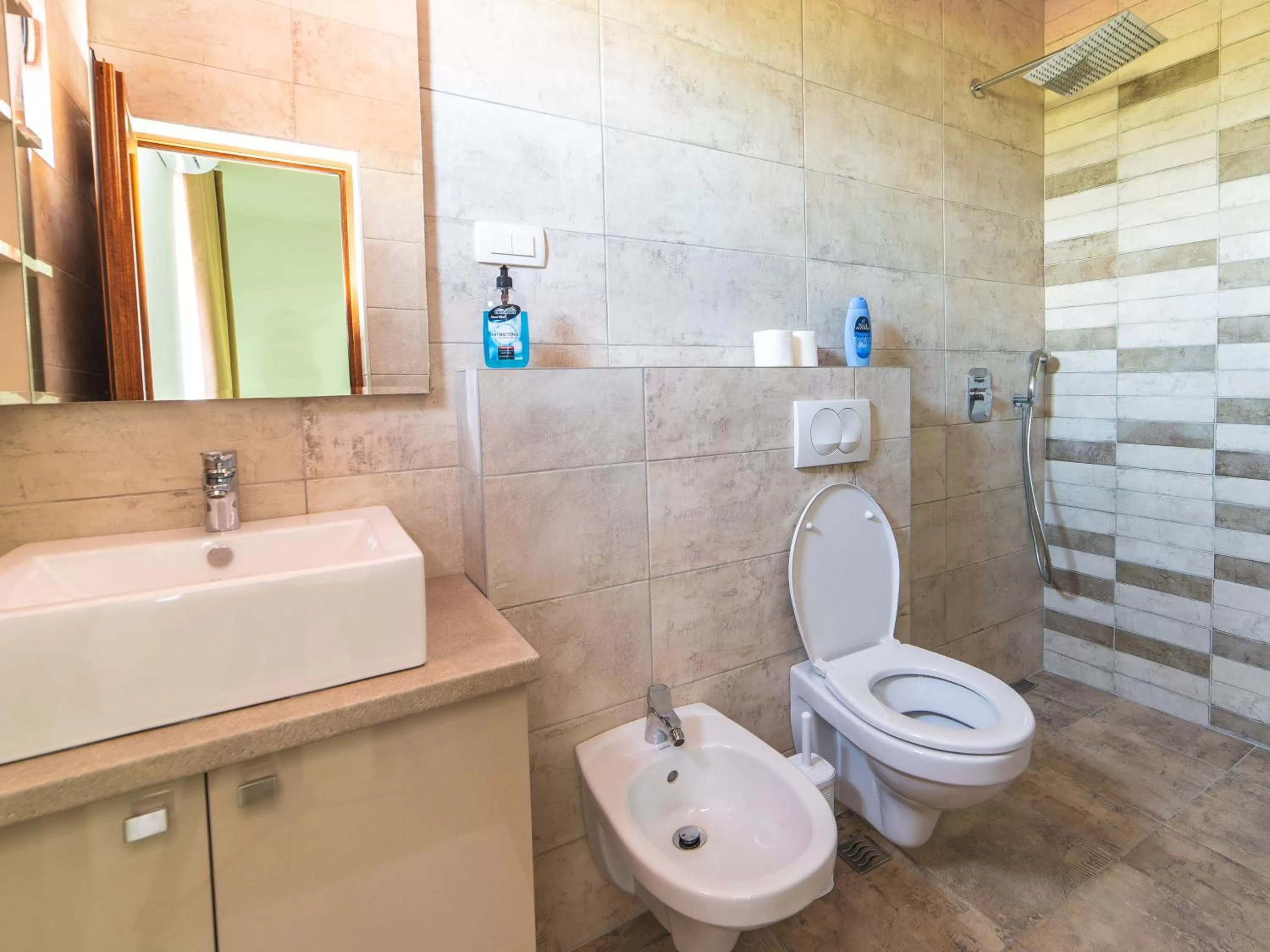 Shower in Hotel Royal Garden