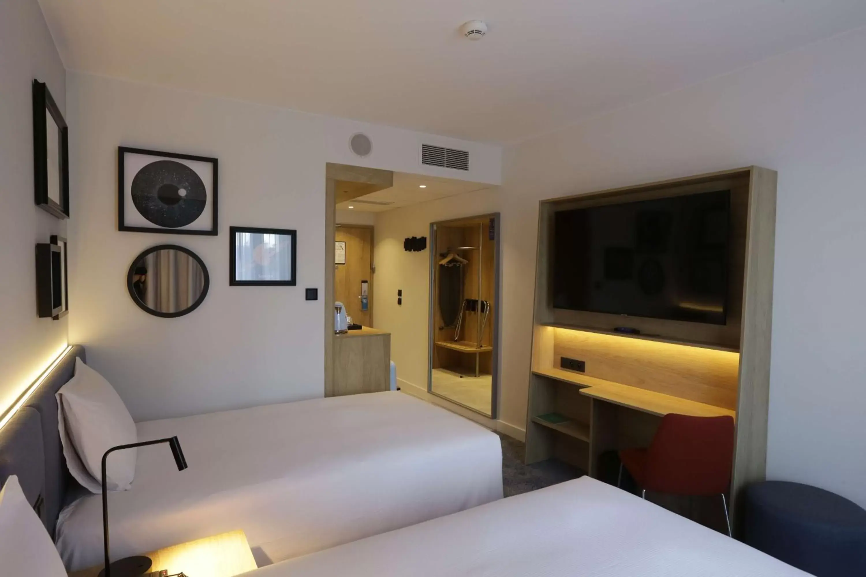 Bed, TV/Entertainment Center in Hampton By Hilton Olsztyn