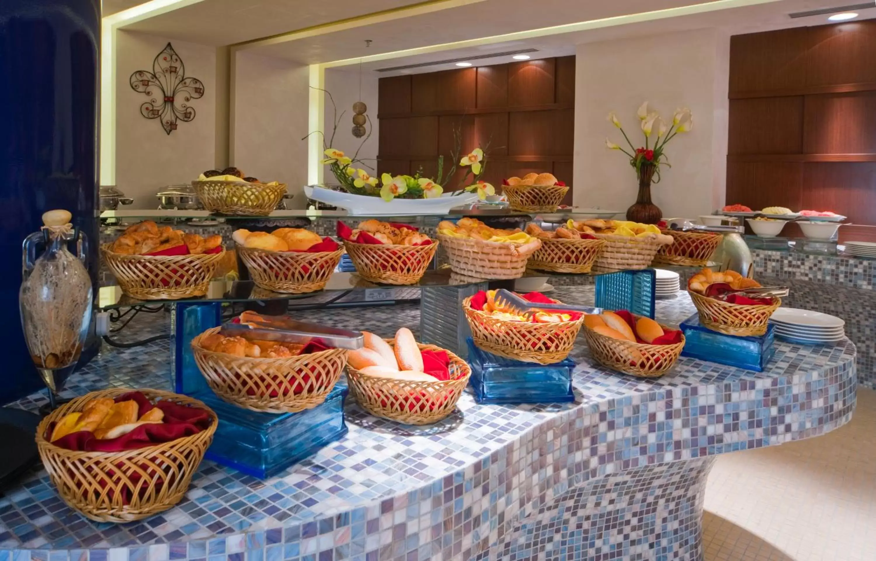 Restaurant/places to eat in City Seasons Al Hamra Hotel