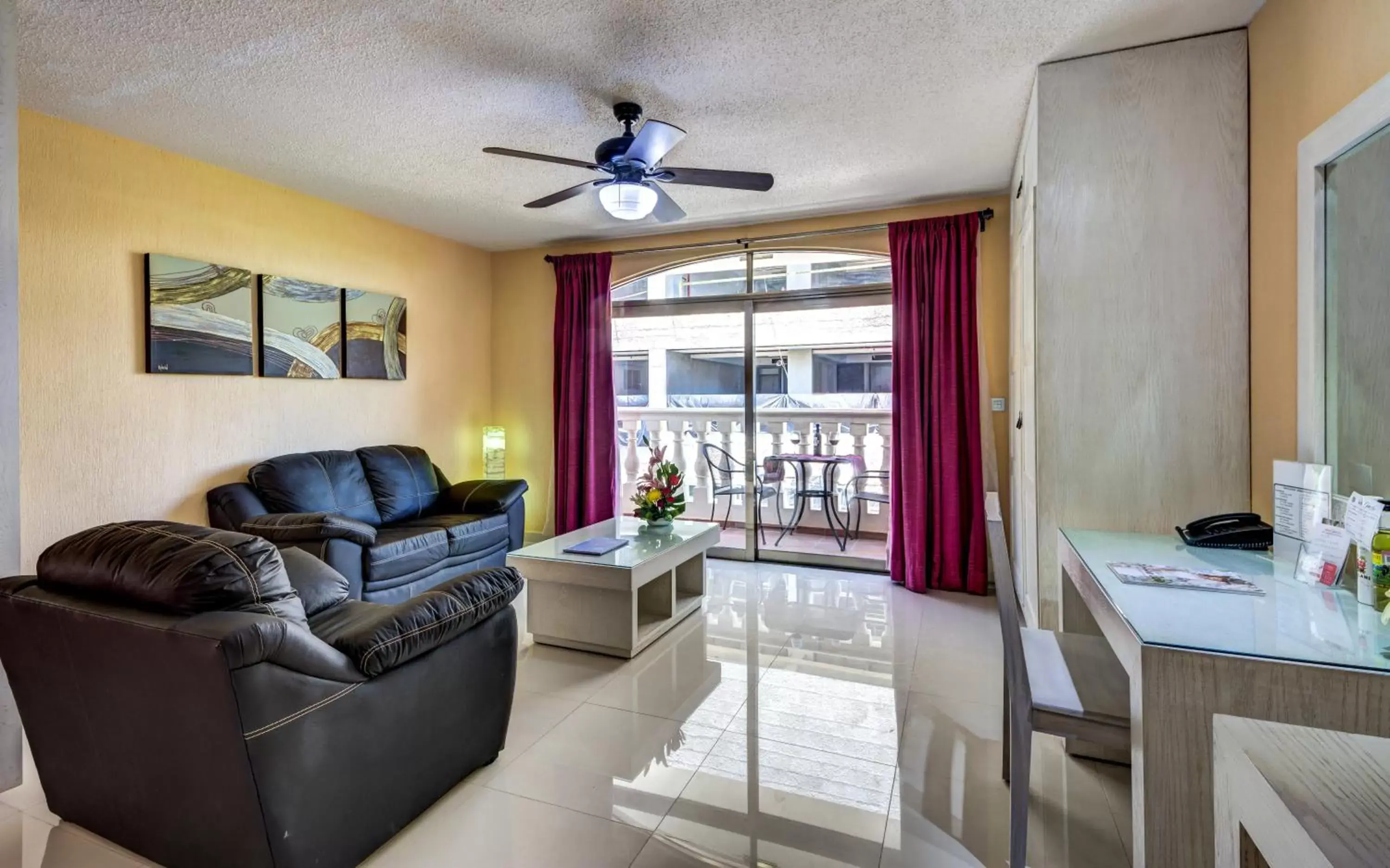 Living room, Seating Area in Suites Corazon