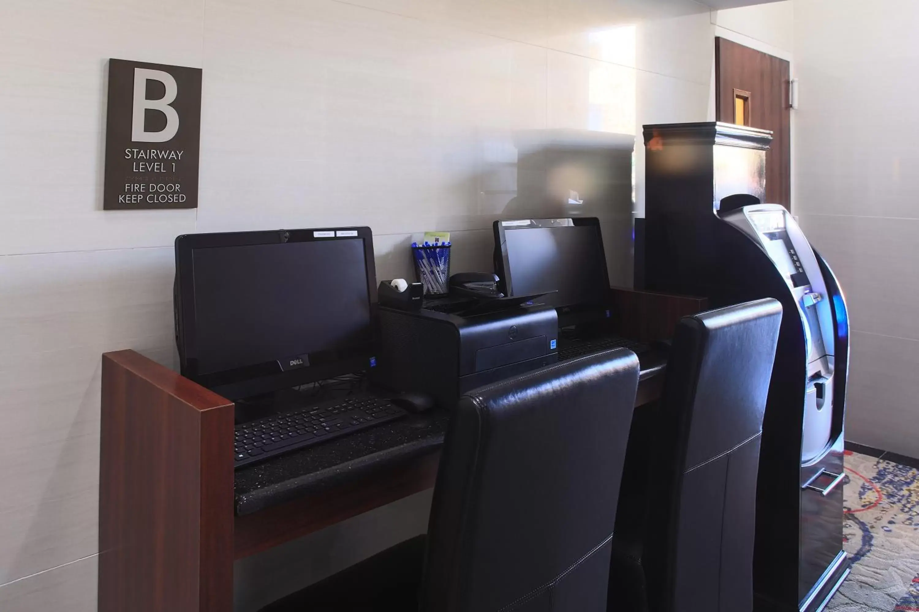 Business facilities, TV/Entertainment Center in Madison LES Hotel