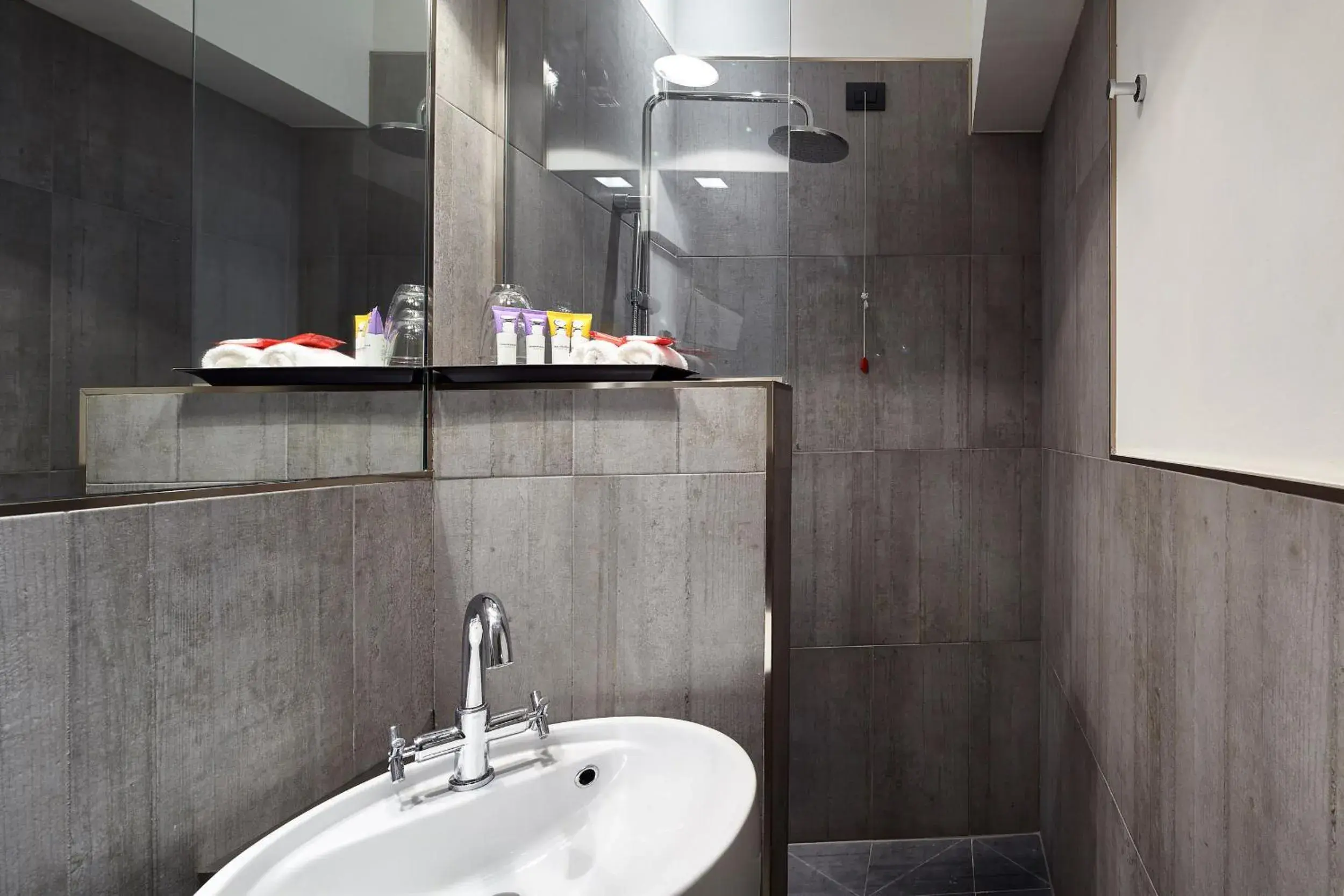 Shower, Bathroom in Palazzetto Rosso - Art Hotel