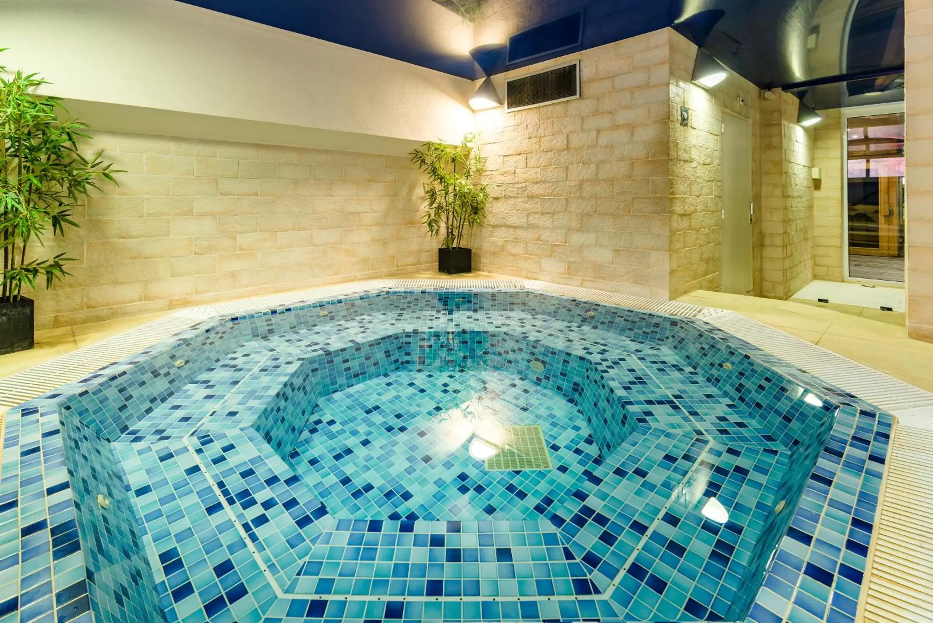 Hot Tub, Swimming Pool in Hotel Residence Europe & Spa