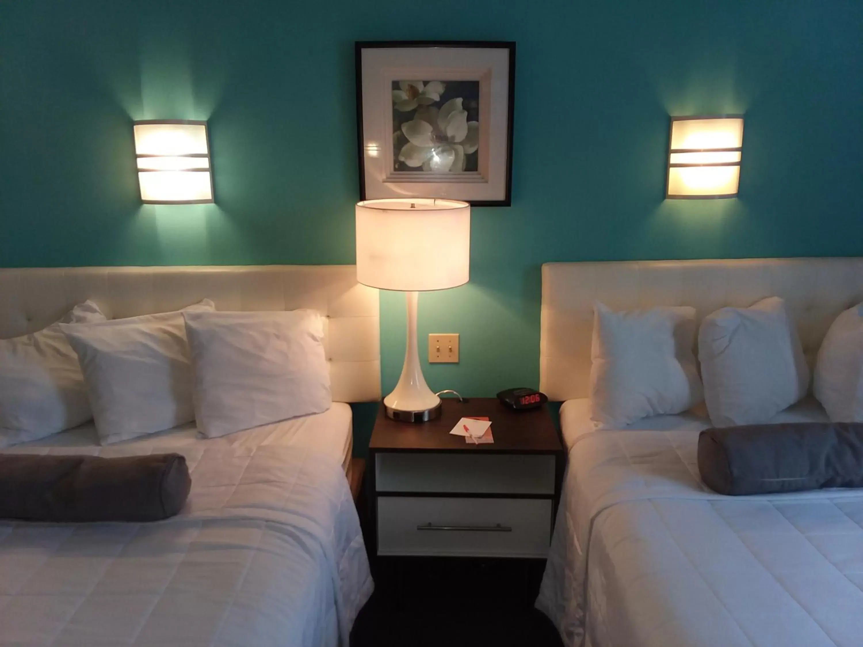 Bed in Howard Johnson by Wyndham Tifton