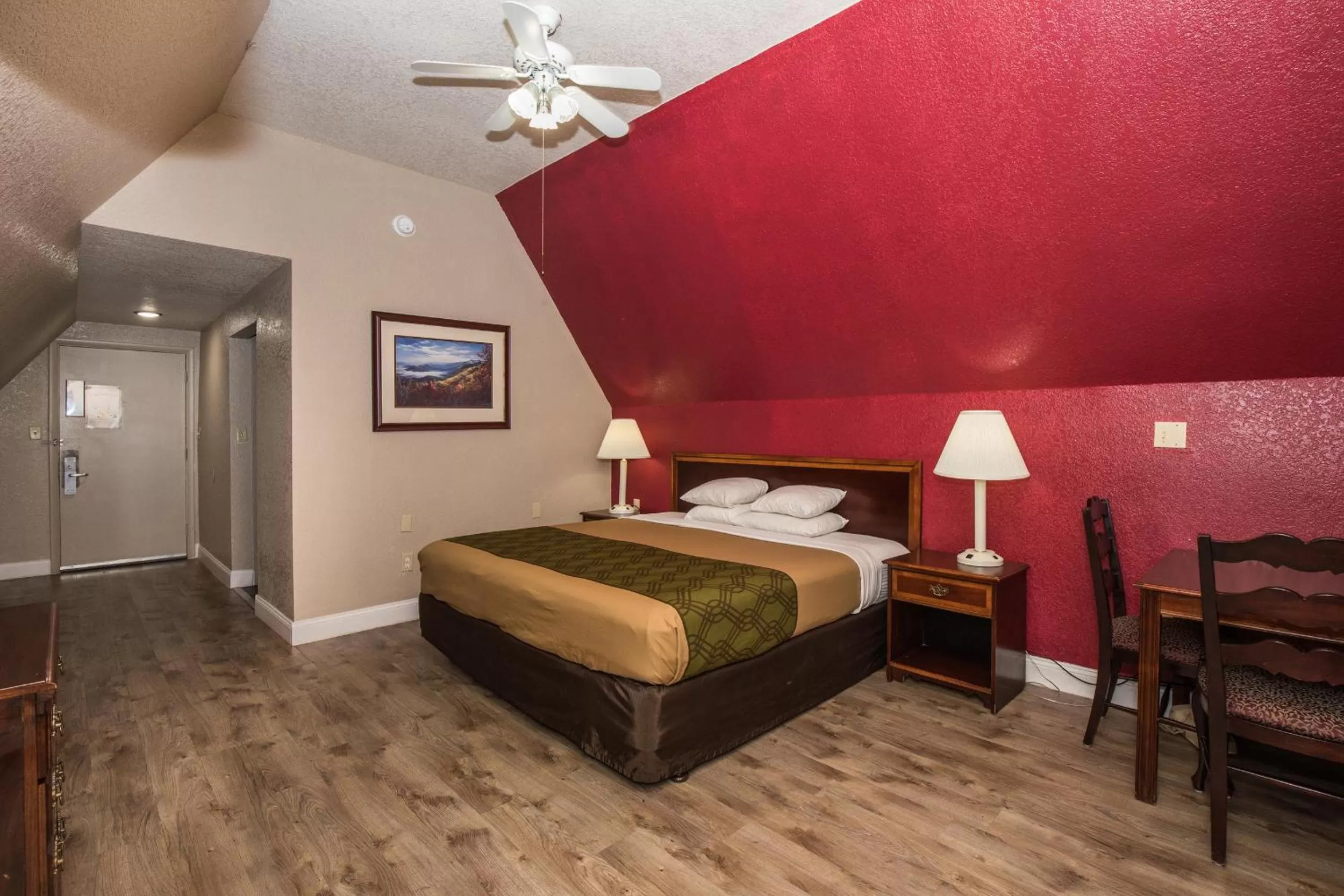 Photo of the whole room, Bed in Chalet Inn