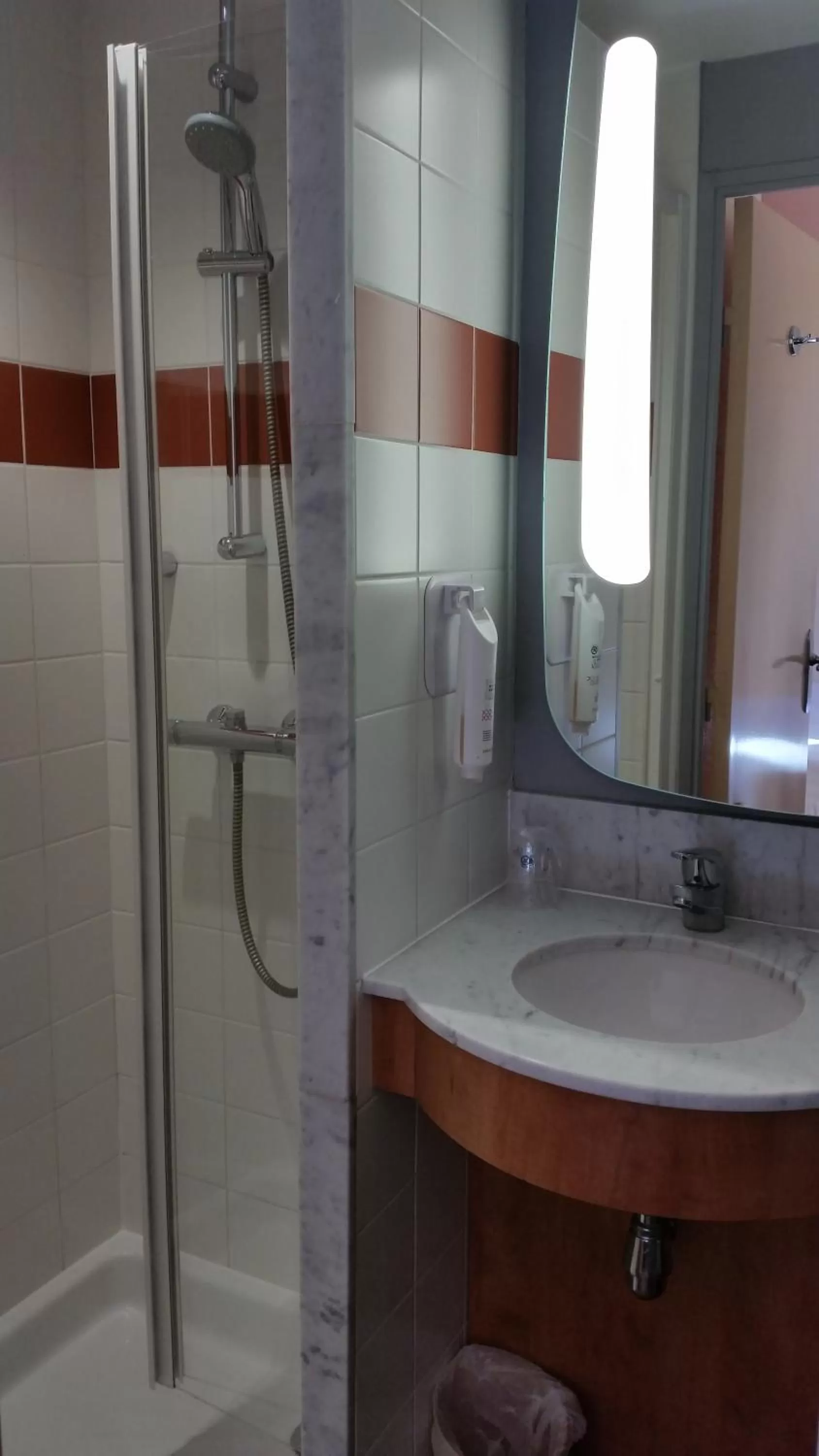 Bathroom in Hôtel The Originals City Le Berry - proche centre-ville - Gare - parking - recharge véhicule