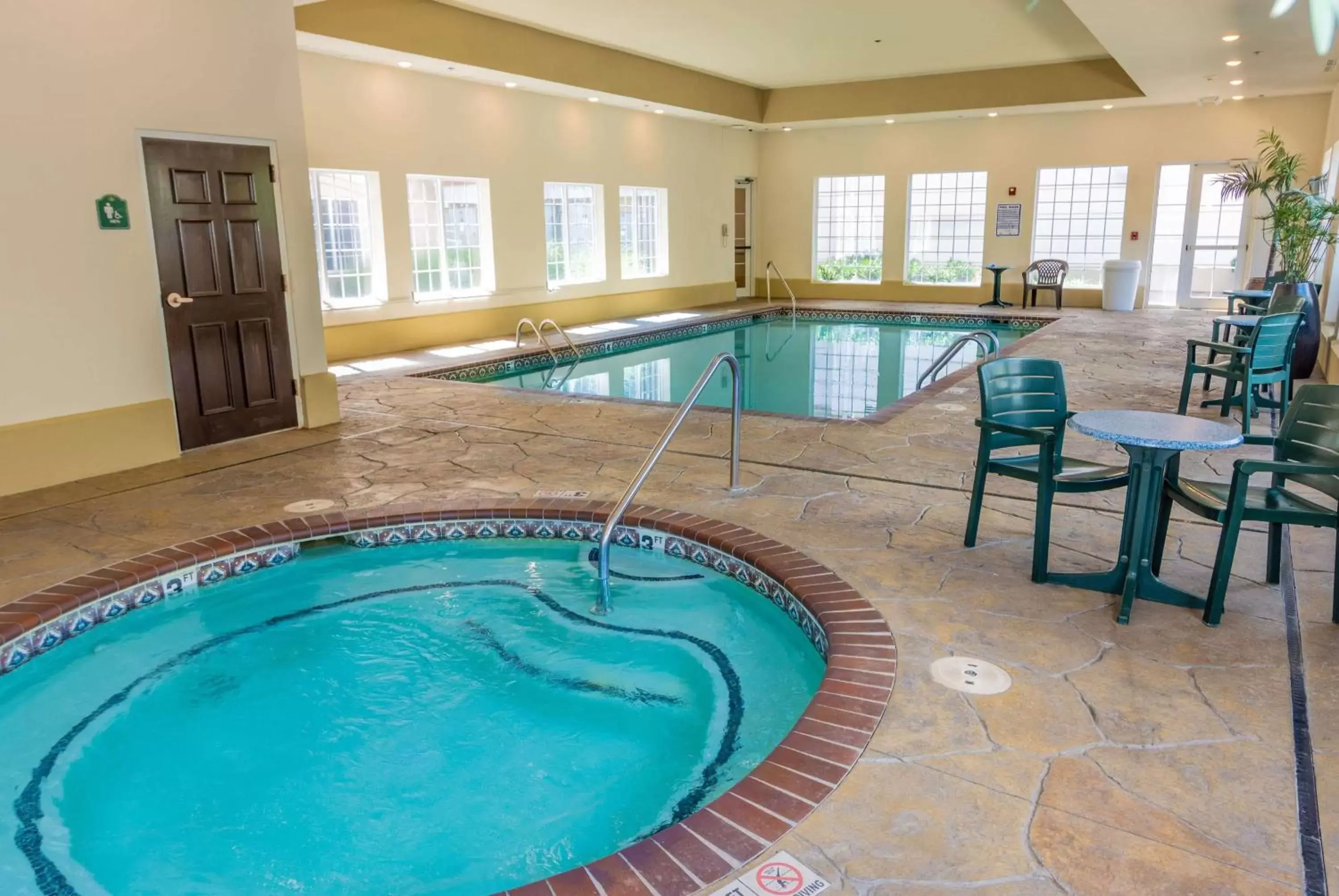 Hot Tub, Swimming Pool in La Quinta by Wyndham Bentonville