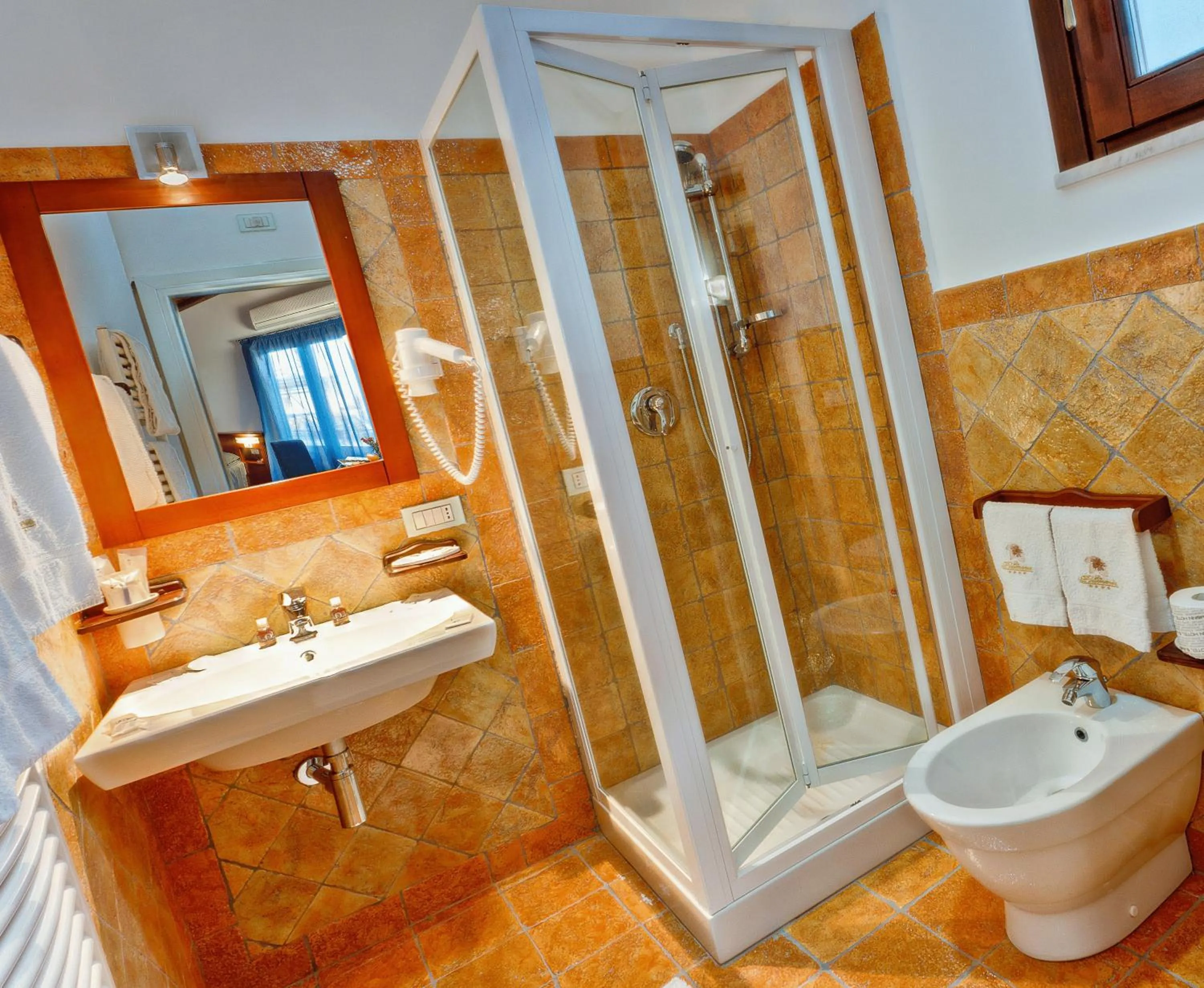Bathroom in Hotel La Plumeria