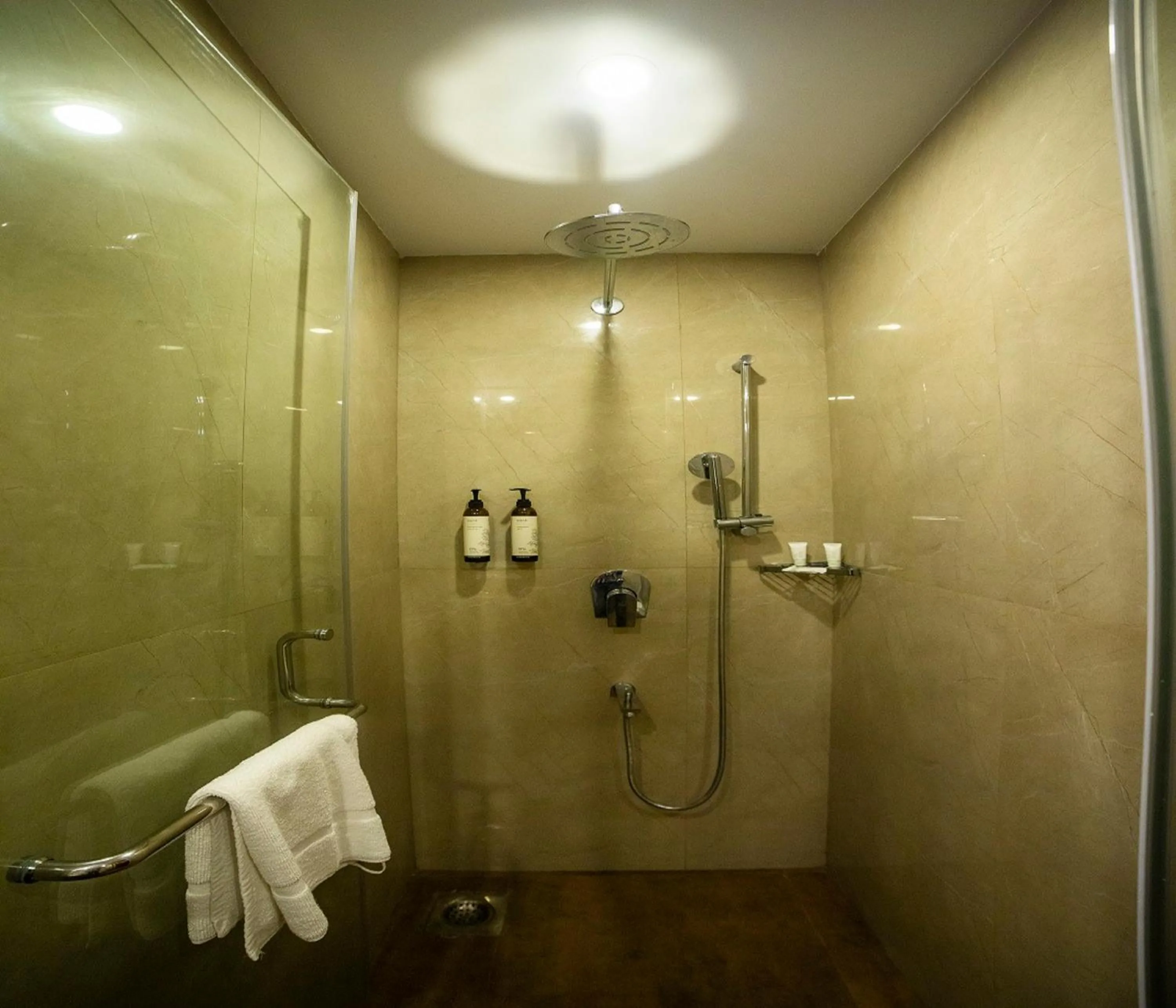 Shower in HUE GUH The Porto Candolim