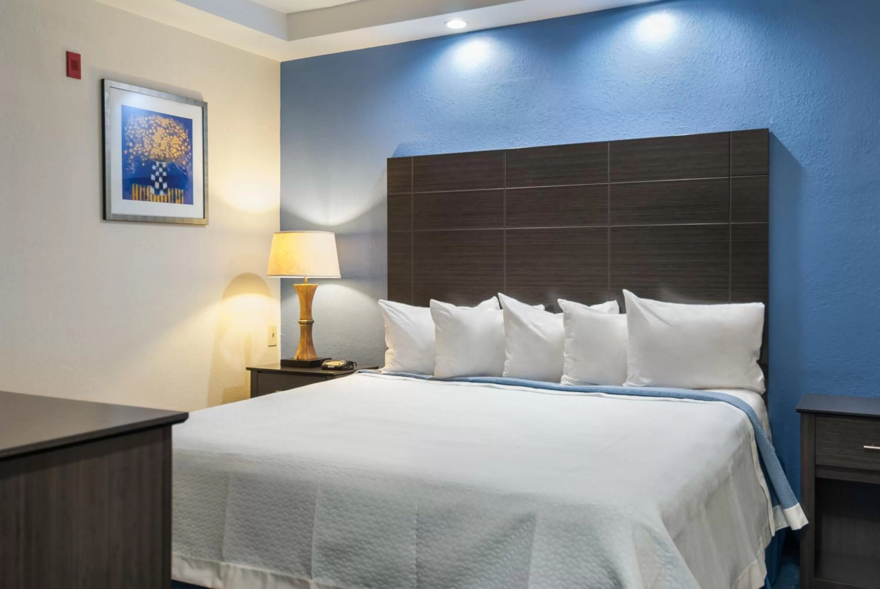 Bedroom, Bed in Days Inn by Wyndham Tamworth