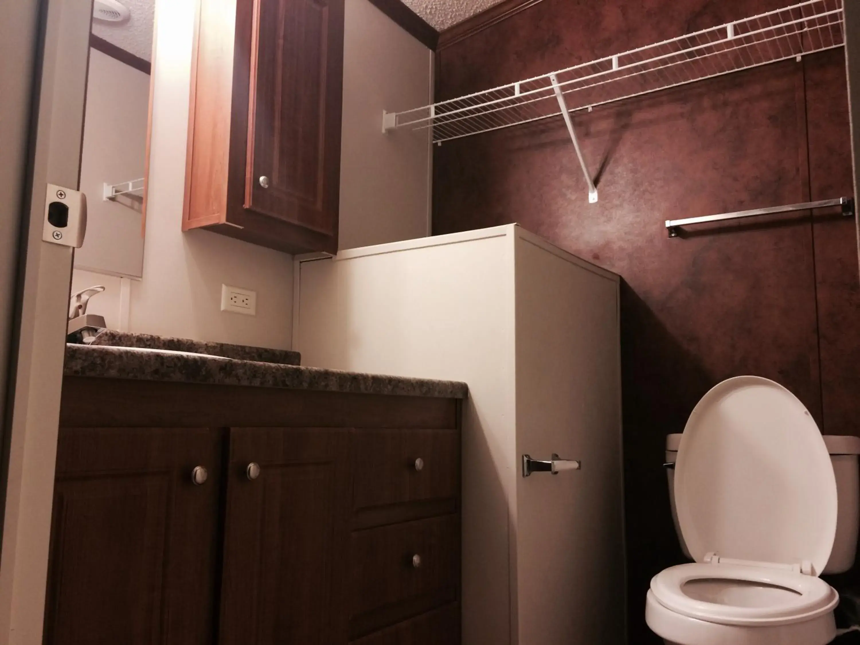 Shower, Bathroom in Oasis Lodge