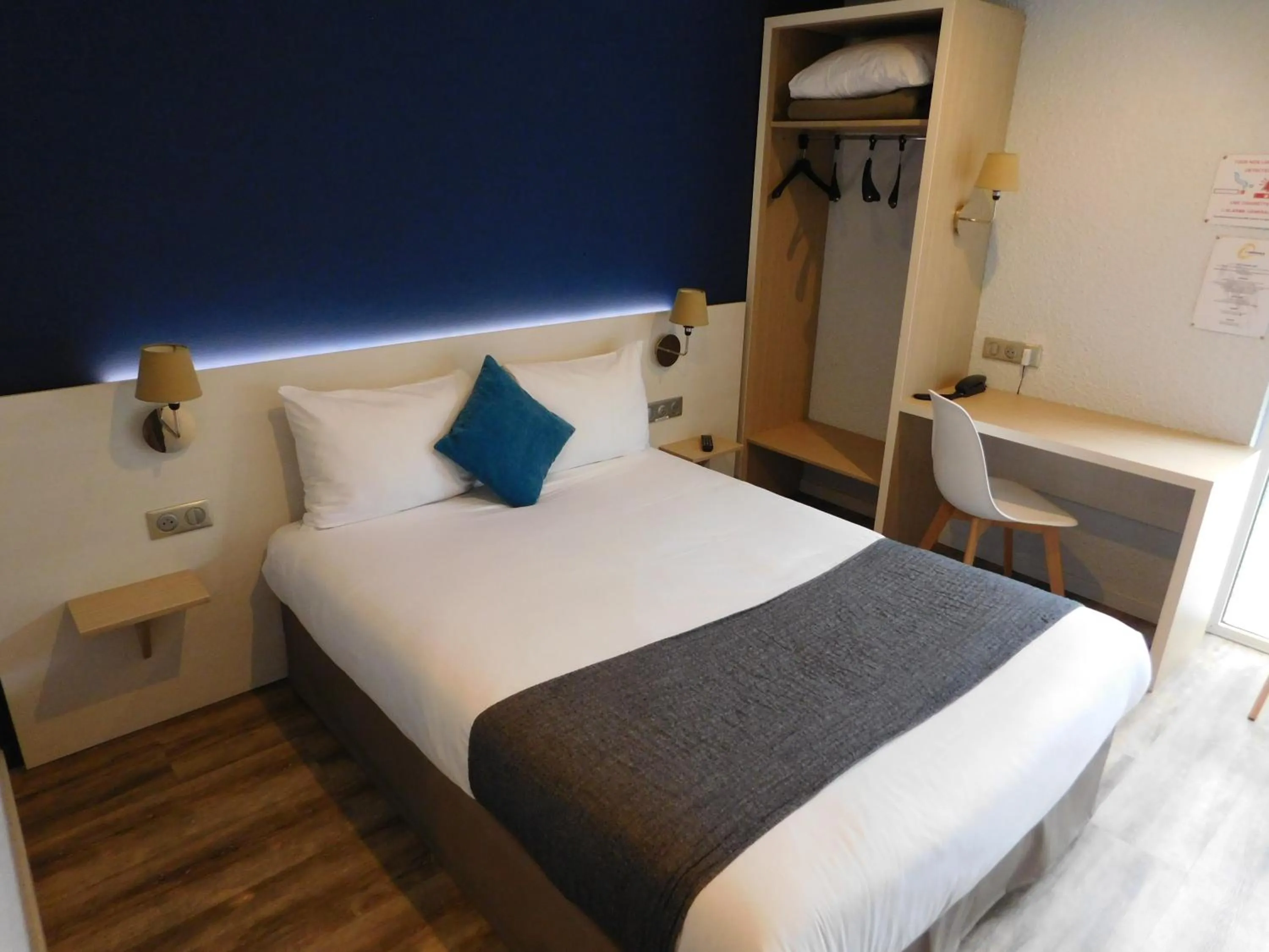 Property building, Bed in The Originals Access, Hotel Aries, Argentan (Inter-Hotel)