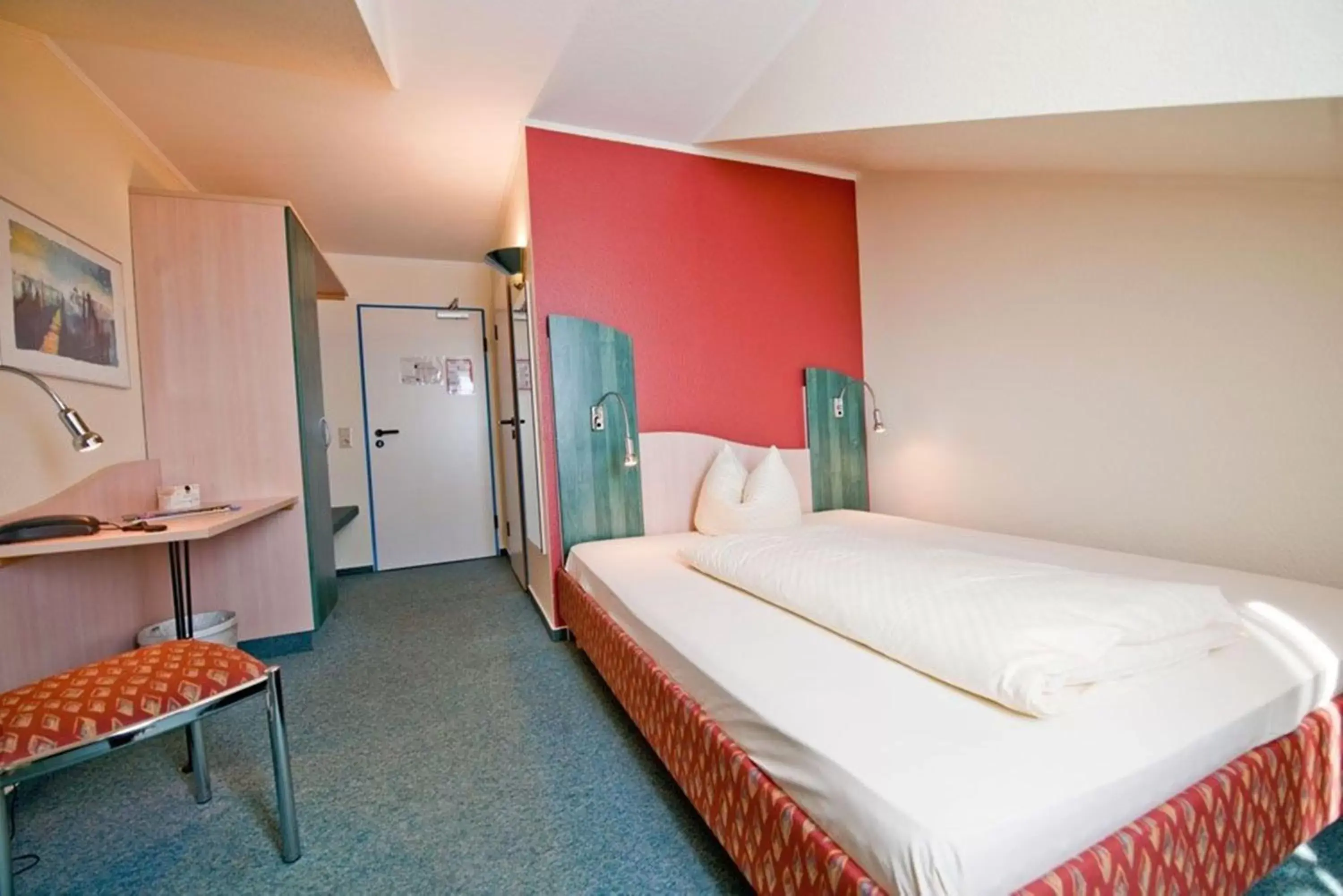 Photo of the whole room, Bed in PLAZA Hotel Bruchsal