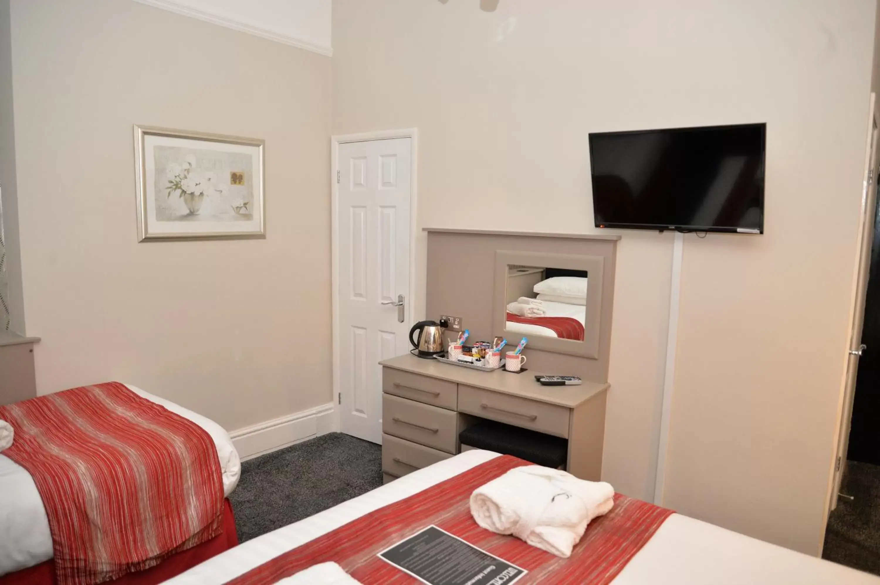 Bed in Lauriston & Lawton Court Hotel