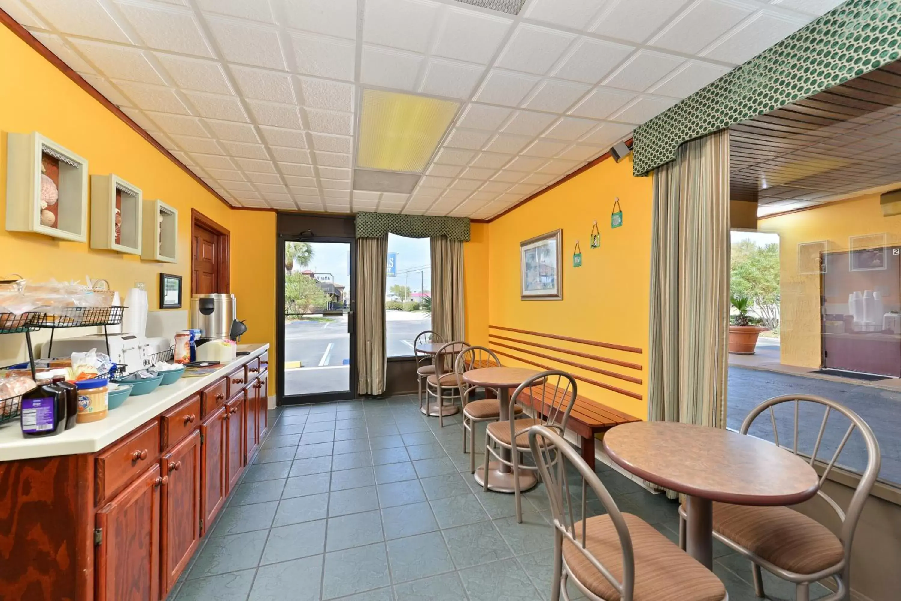 Restaurant/Places to Eat in Americas Best Value Inn St. Augustine