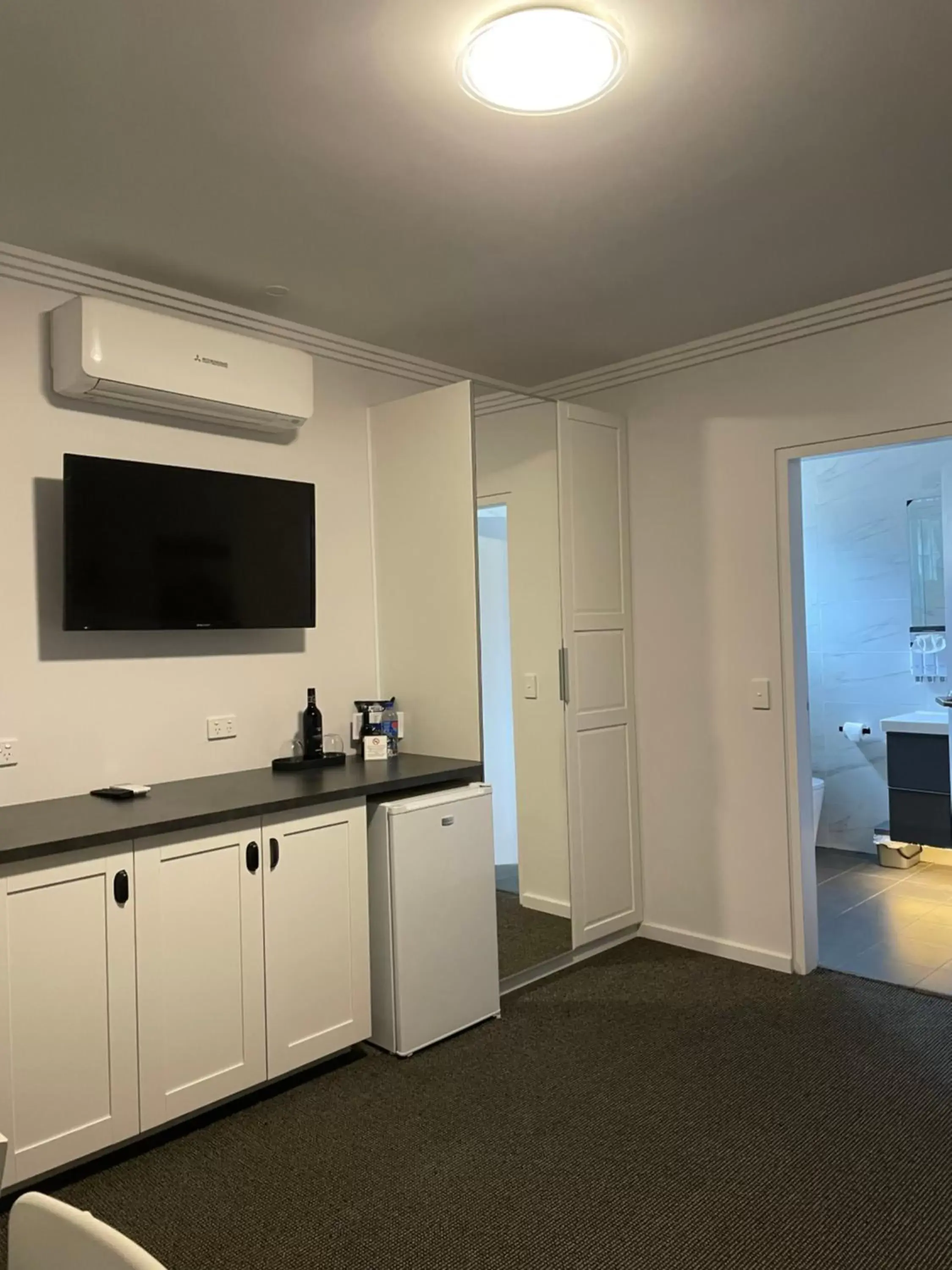 Bedroom, TV/Entertainment Center in Noah's Mid City Motor Inn Muswellbrook