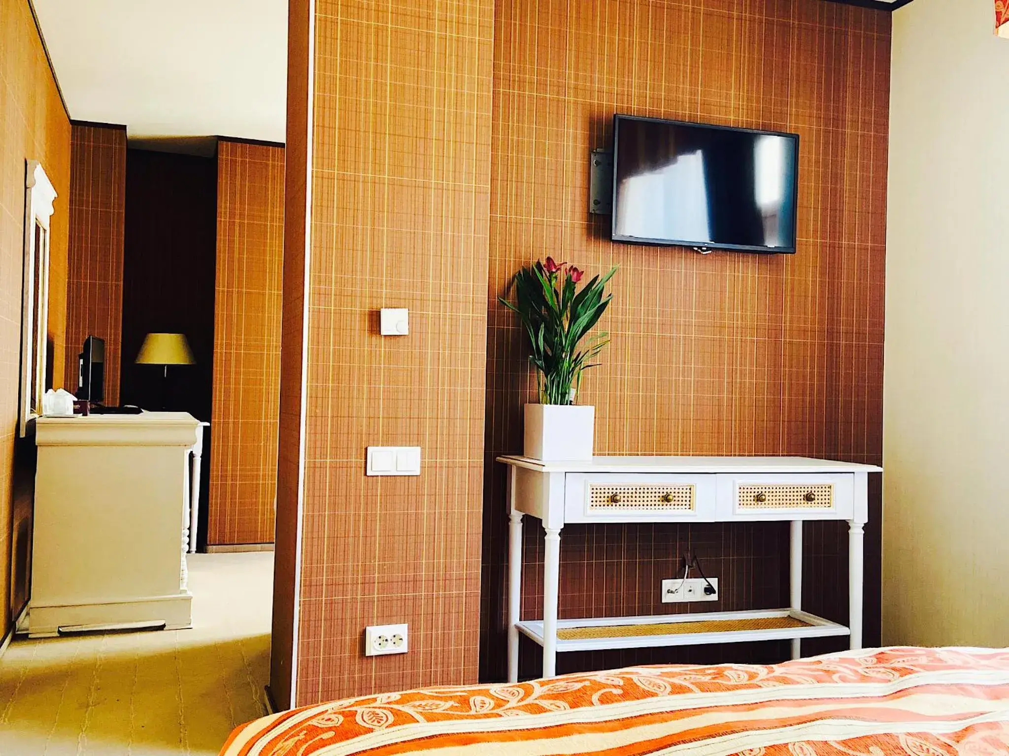 Bed, TV/Entertainment Center in Levoslav House Hotel