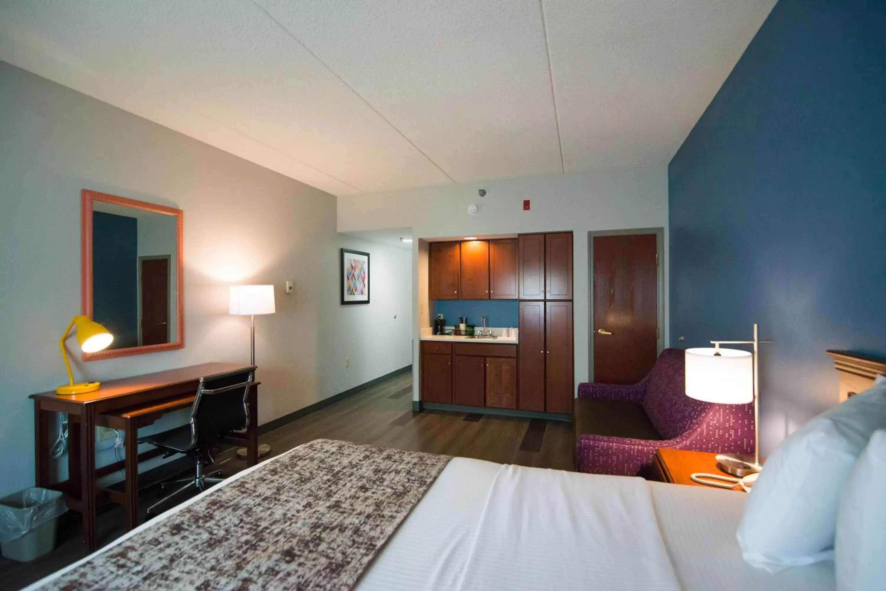 Kitchen or kitchenette, TV/Entertainment Center in SureStay Plus by Best Western Louisville Airport Expo