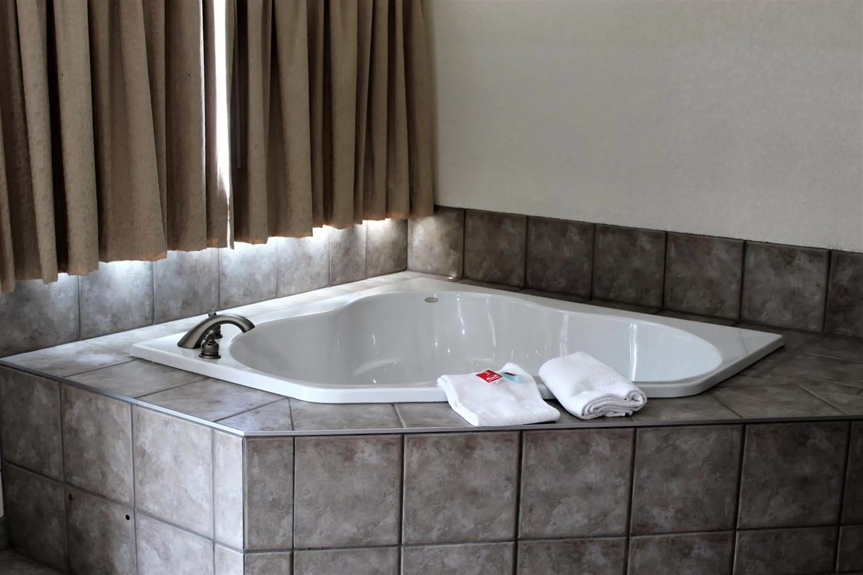 Hot Tub, Bathroom in Econo Lodge Inn & Suites on the River